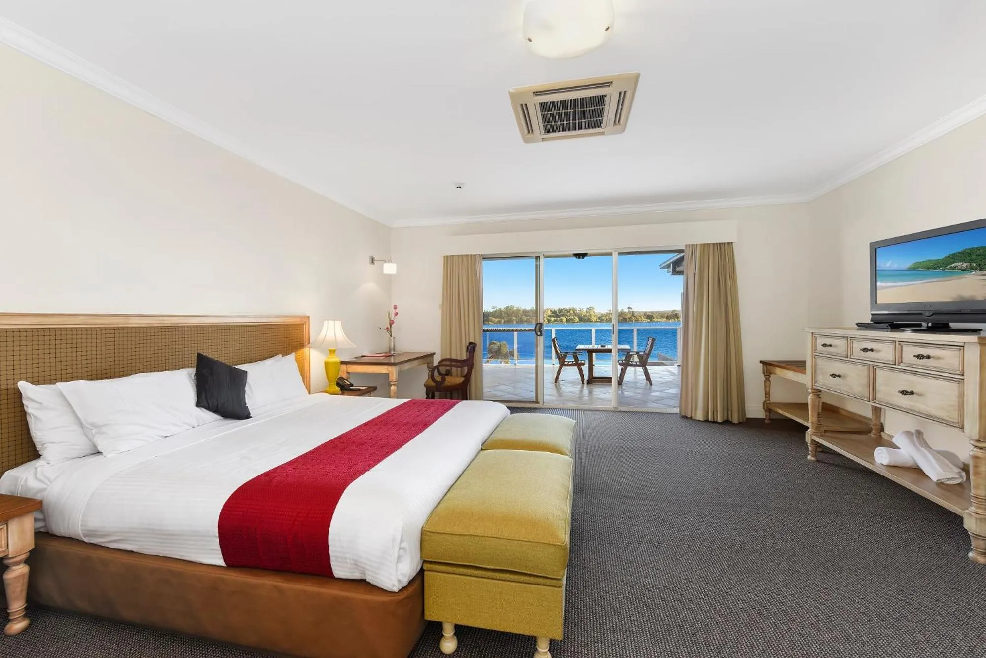 Bed in Harrington River Lodge