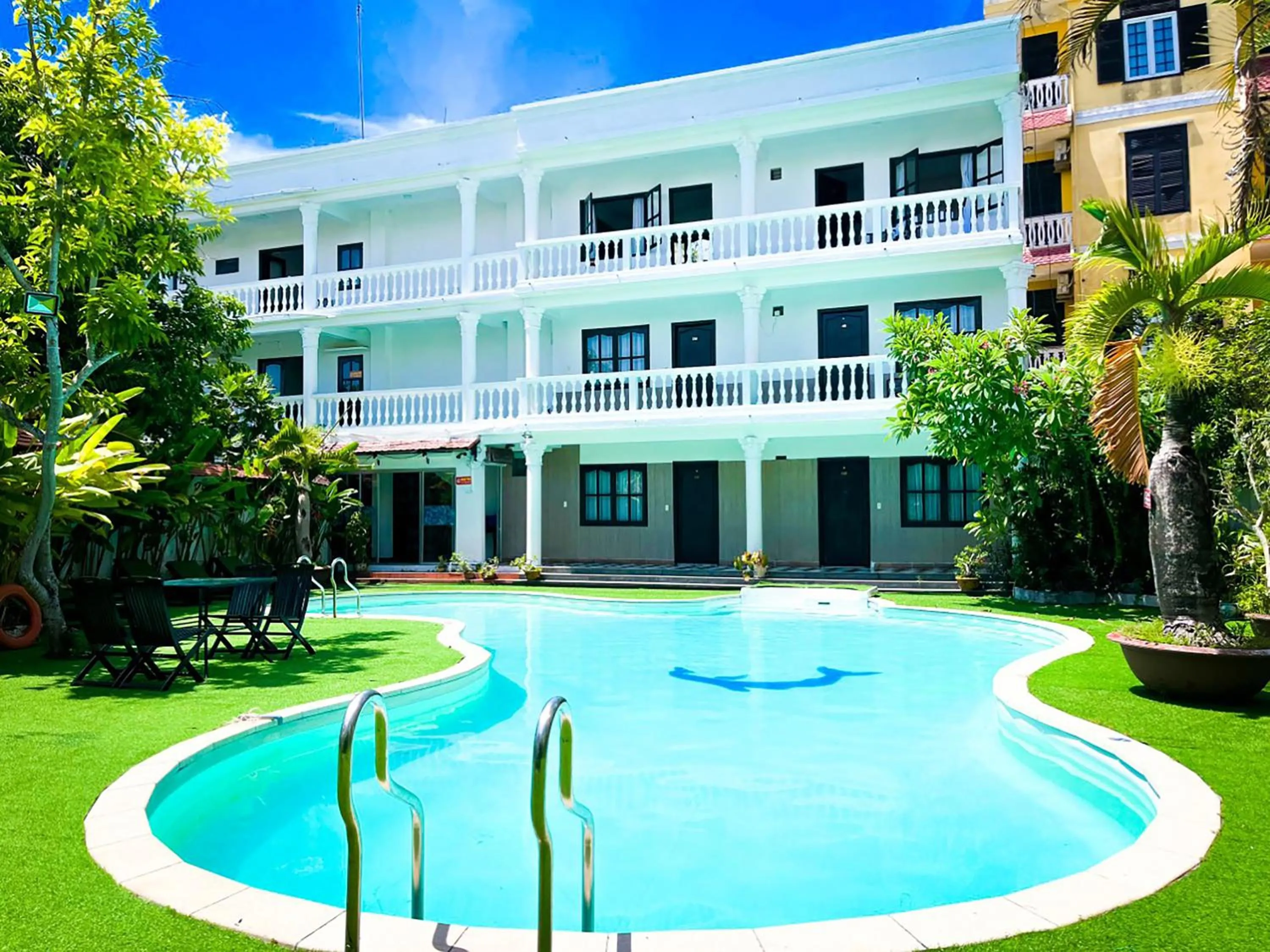 Swimming pool in Hai Yen Hotel