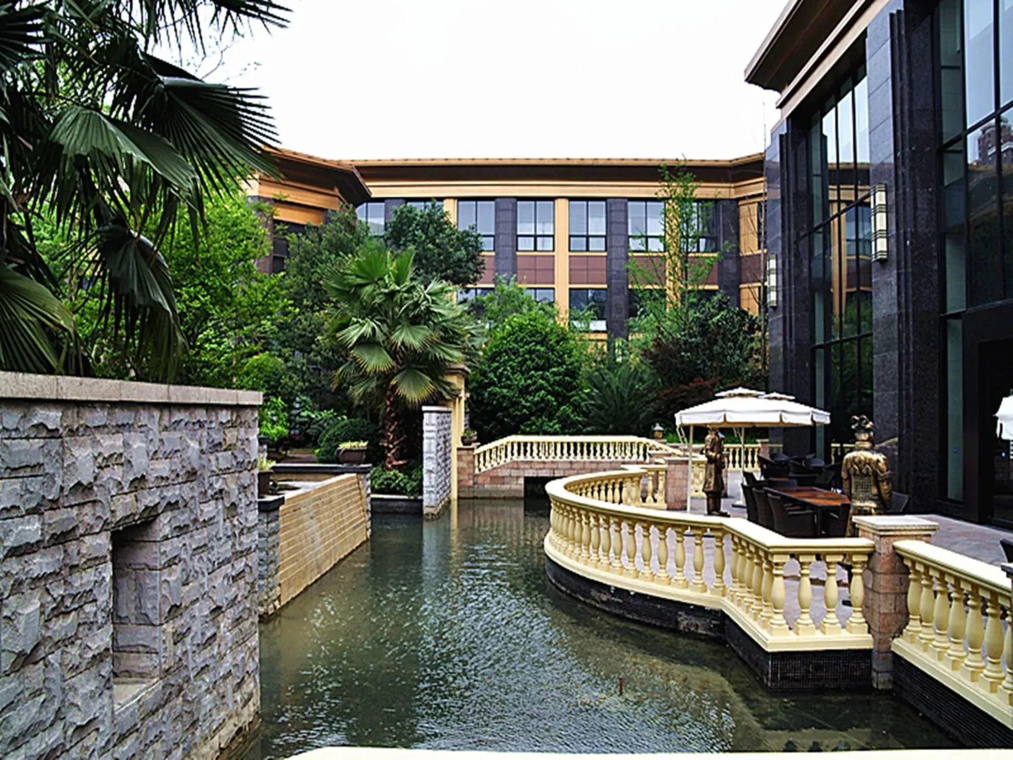 Property building in Wyndham Grand Plaza Royale Palace Chengdu Property building in Wyndham Grand Plaza Royale Palace Chengdu