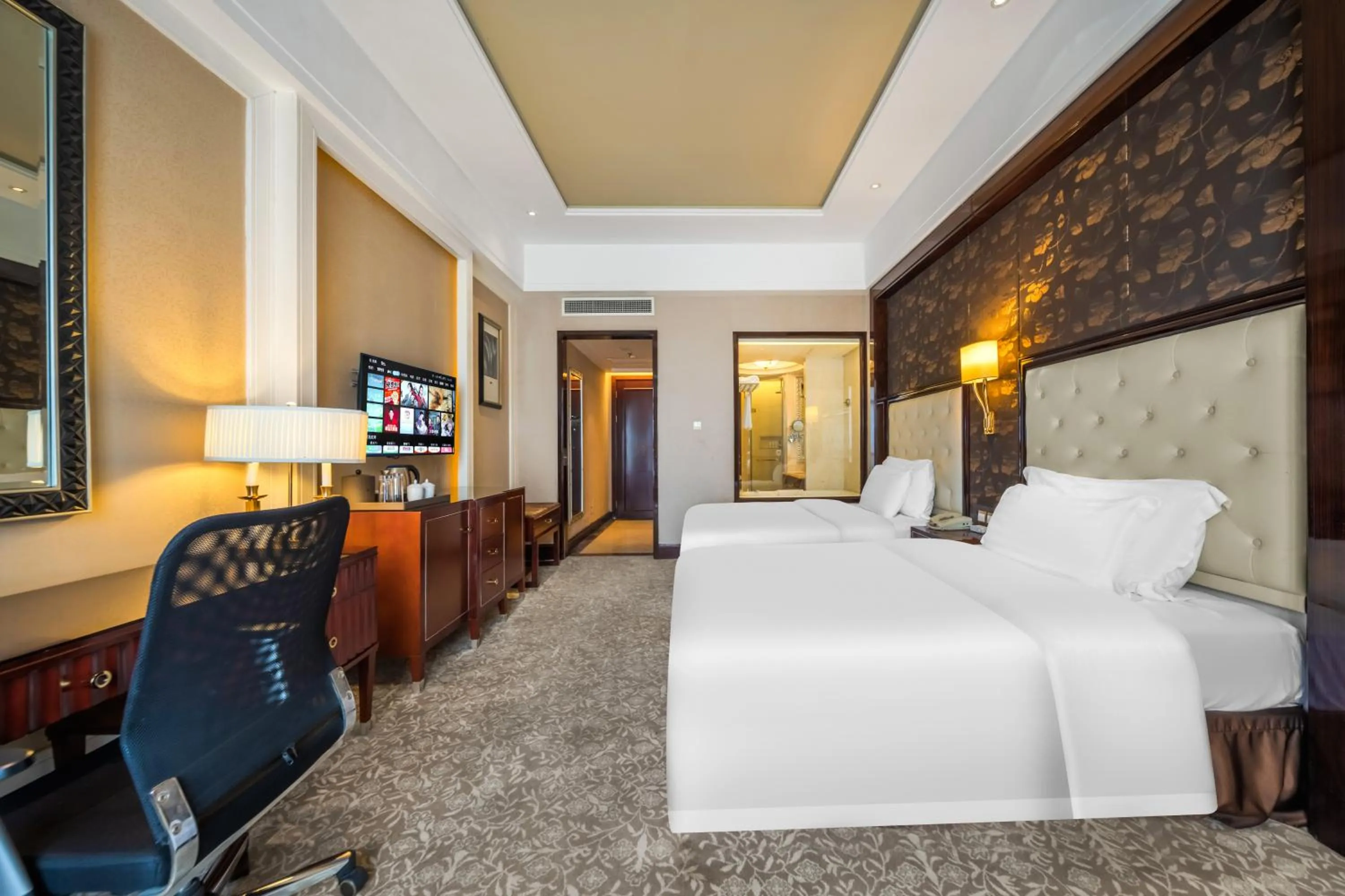 Bed in Wyndham Grand Plaza Royale Palace Chengdu