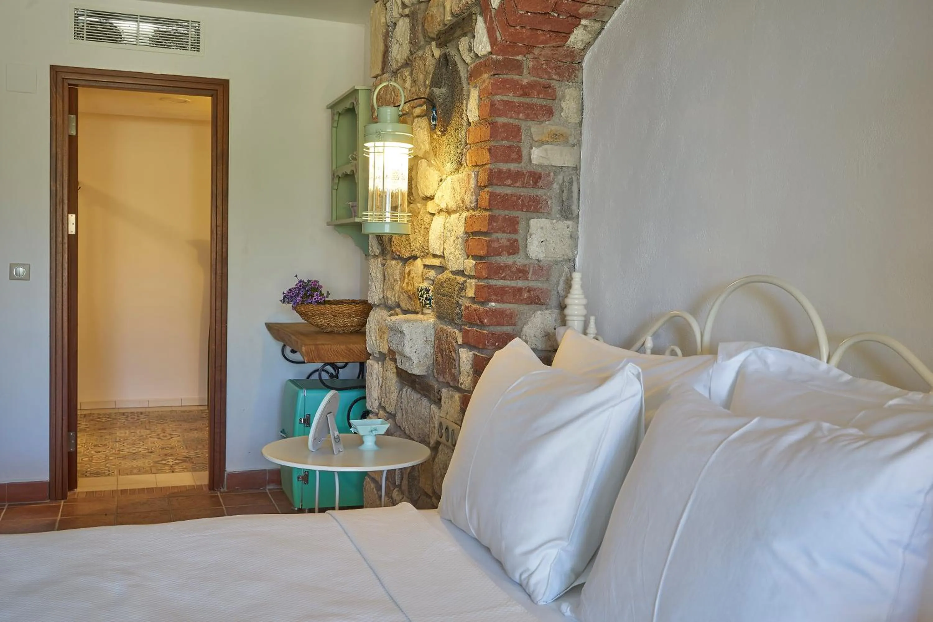 Shower, Bed in Villa Taraça Alaçatı Romantik Otel