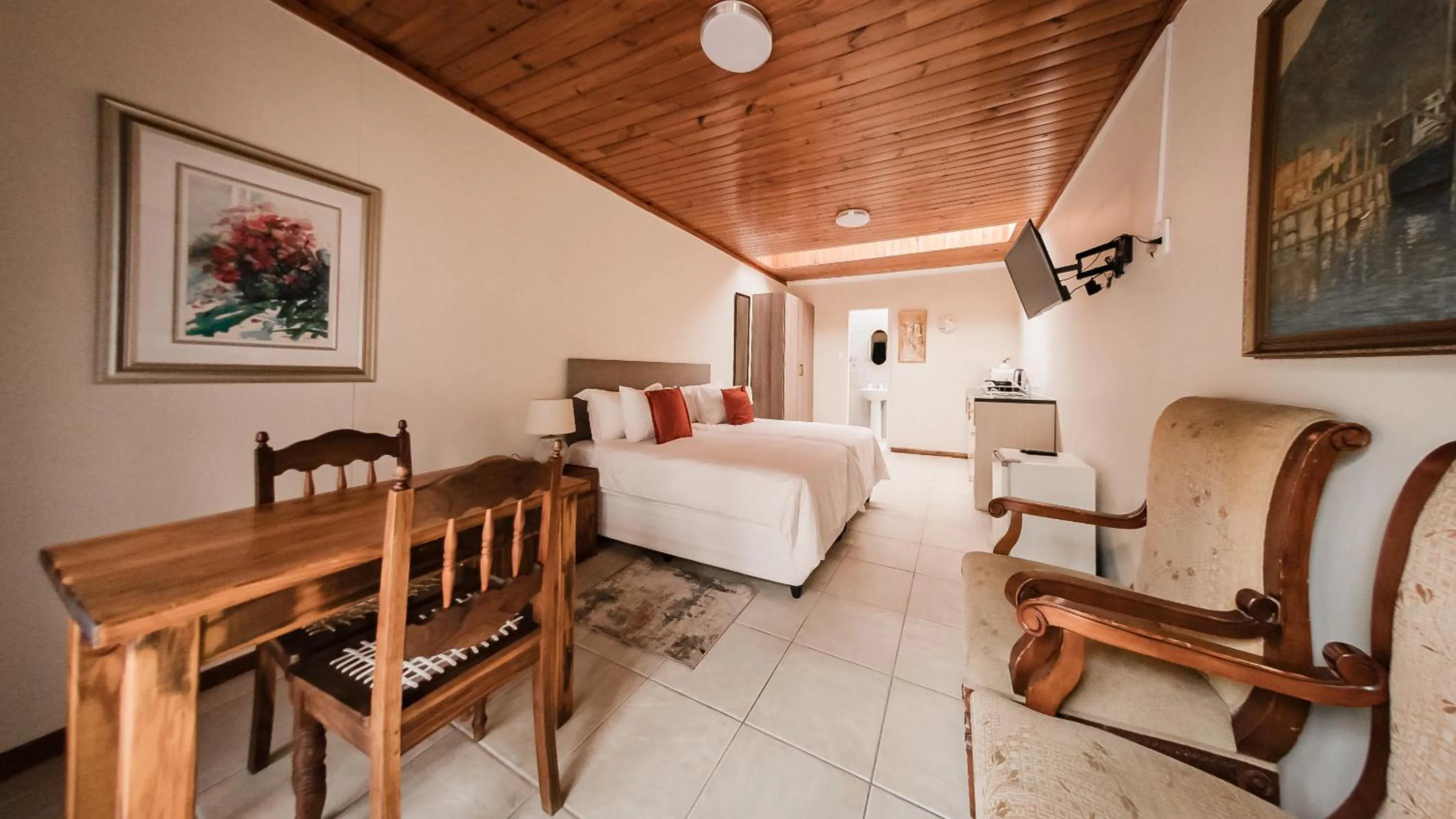 Photo of the whole room, Bed in Dolliwarie Guesthouse