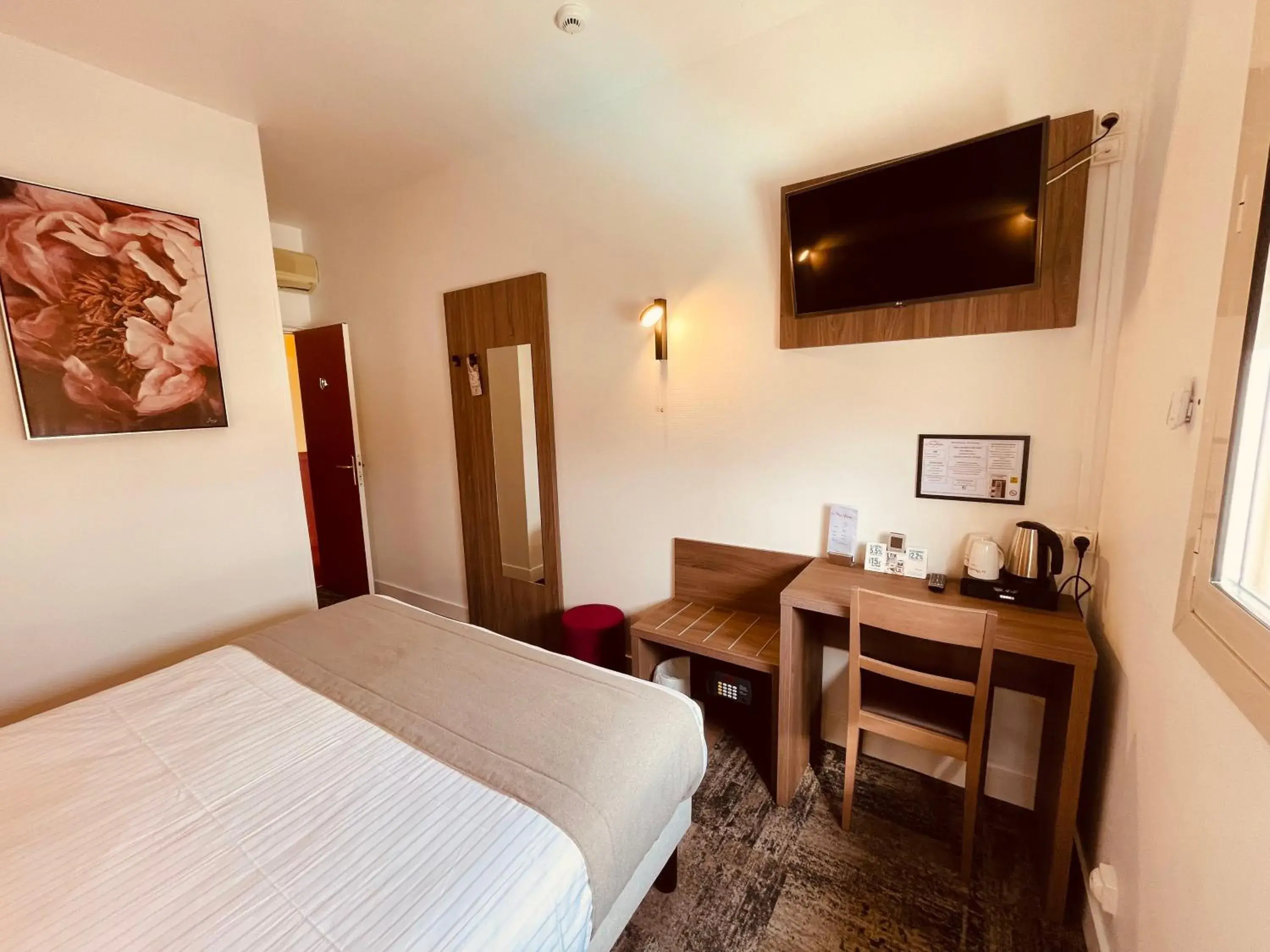 hair dresser, Bed in Logis Le Passiflore Cognac hair dresser, Bed in Logis Le Passiflore Cognac
