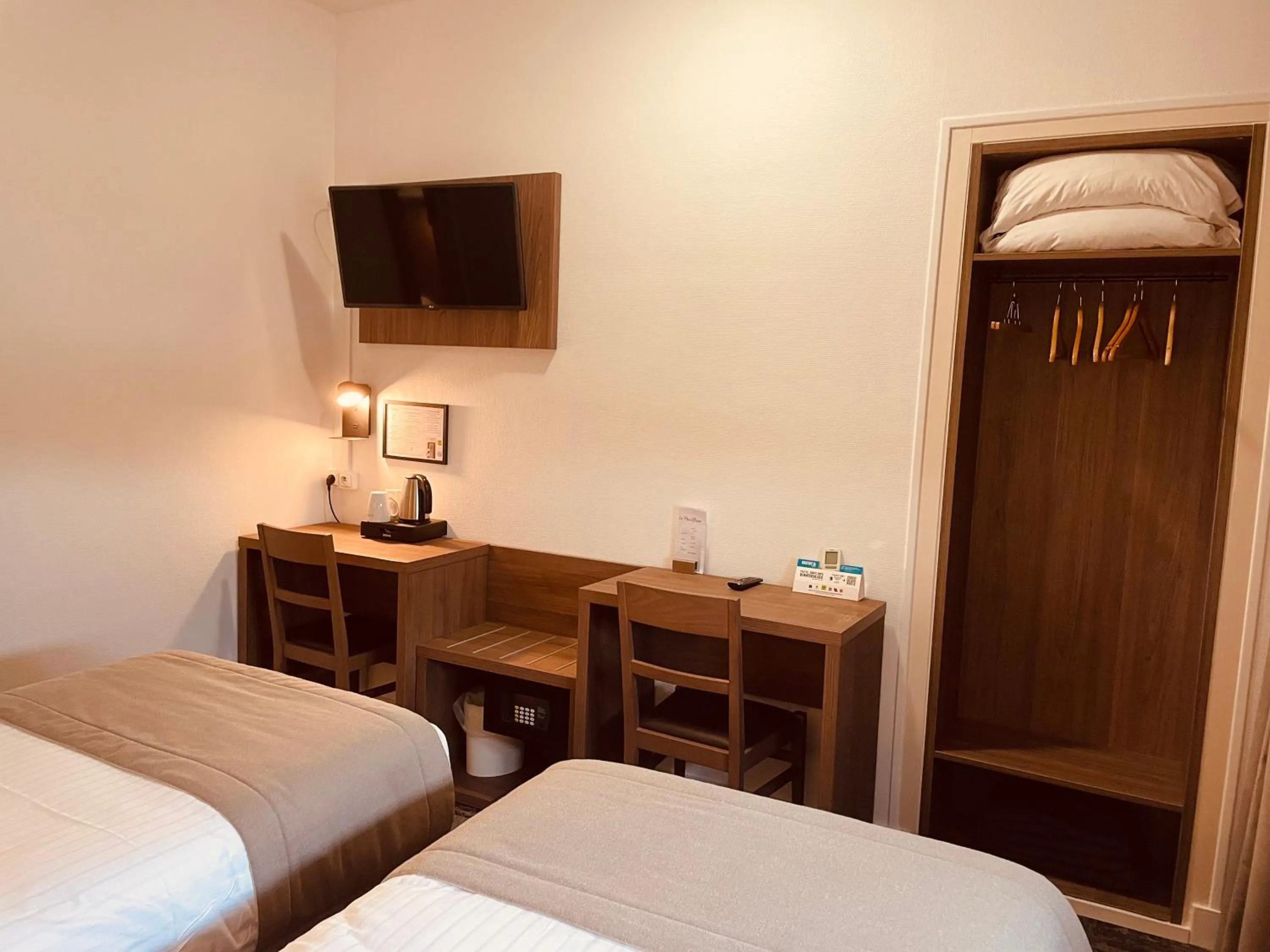 Coffee/tea facilities, Bed in Logis Le Passiflore Cognac