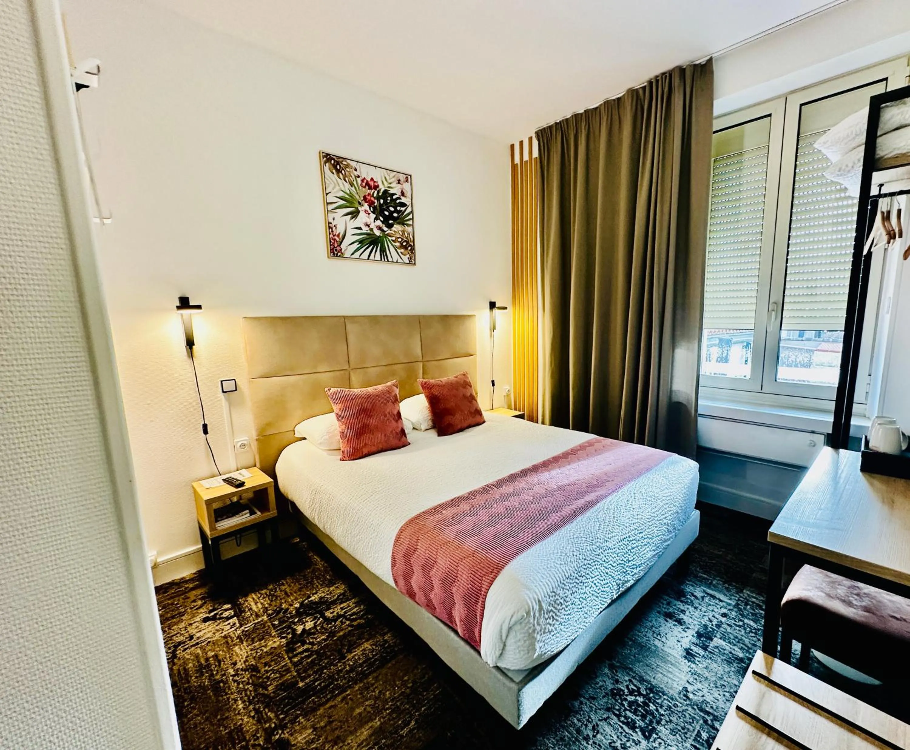 Bed in Logis Le Passiflore Cognac