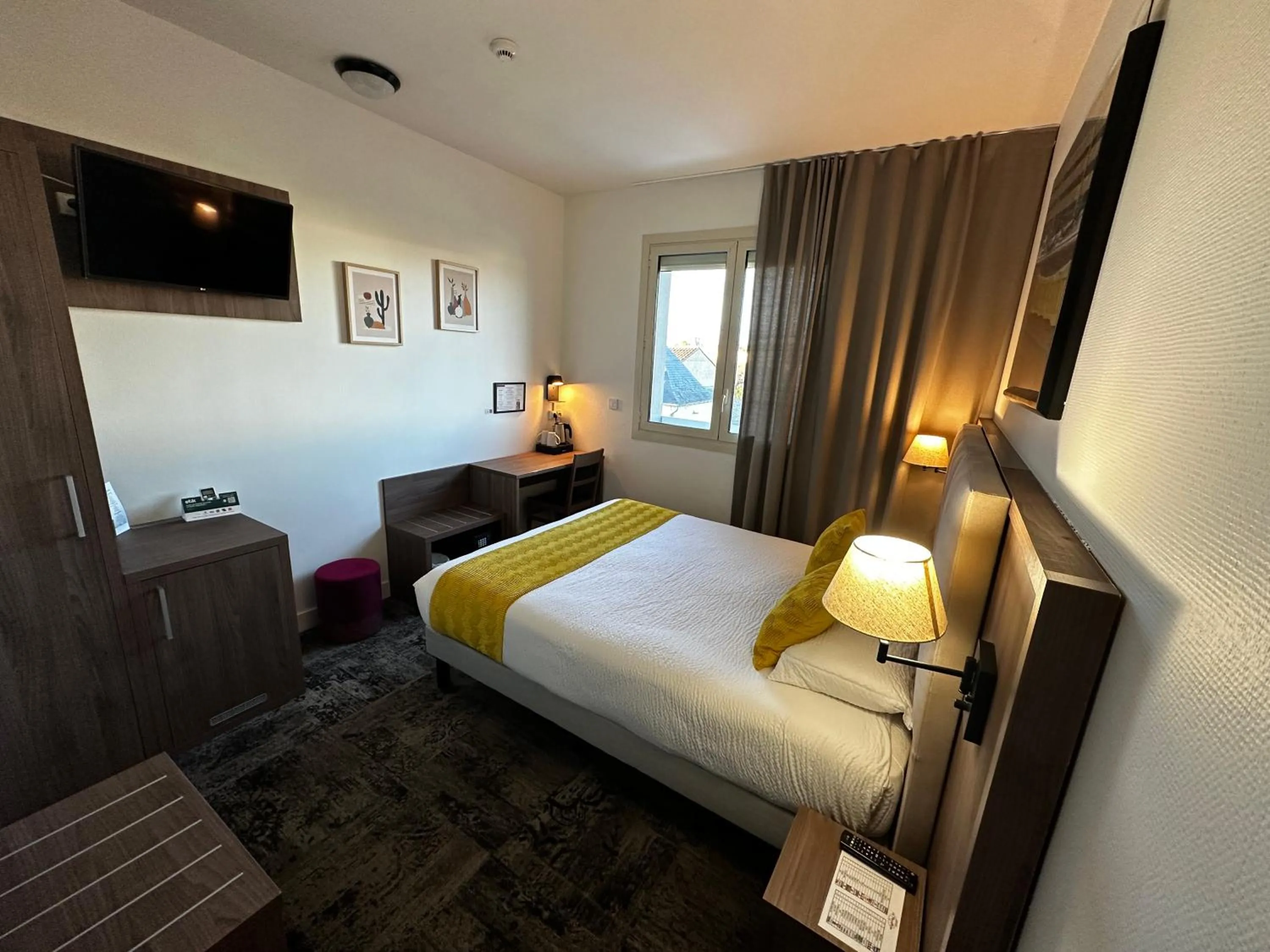 Bed in Logis Le Passiflore Cognac