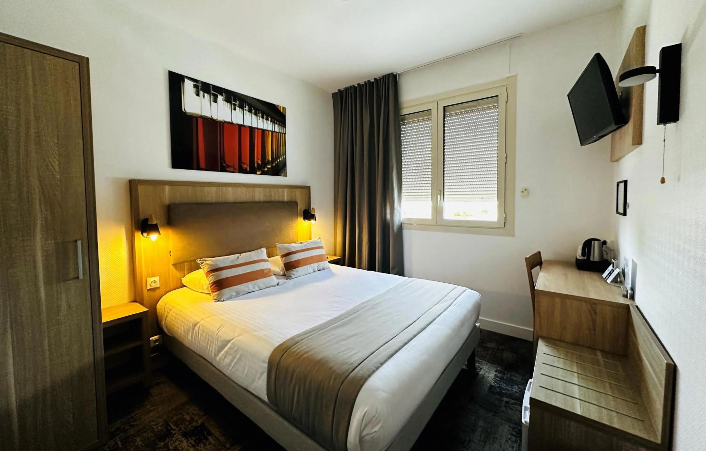 Bed in Logis Le Passiflore Cognac