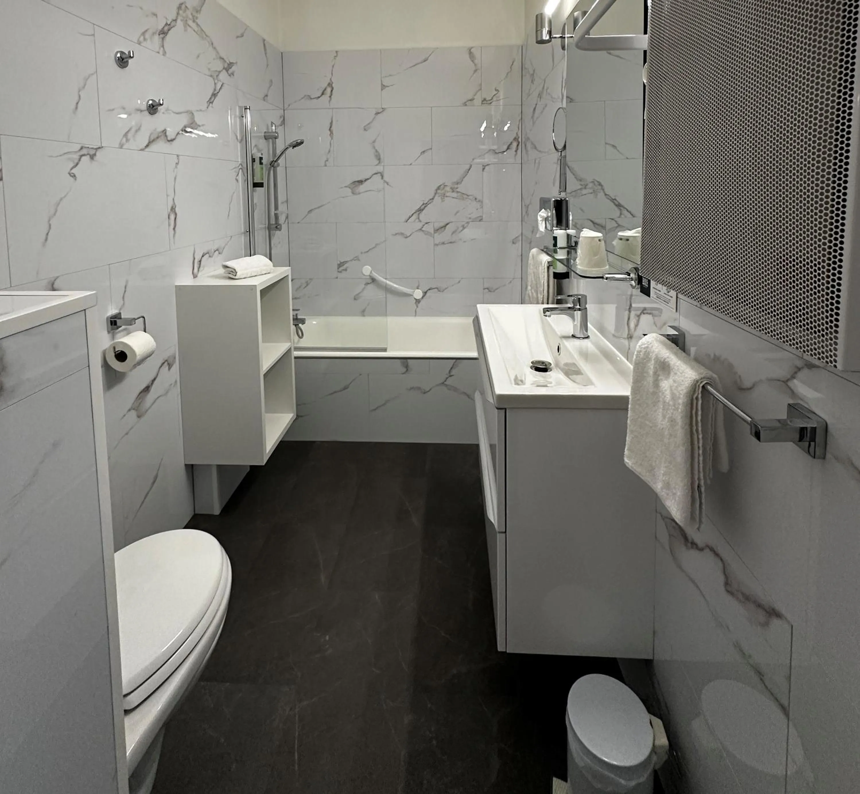 Bathroom in Logis Le Passiflore Cognac