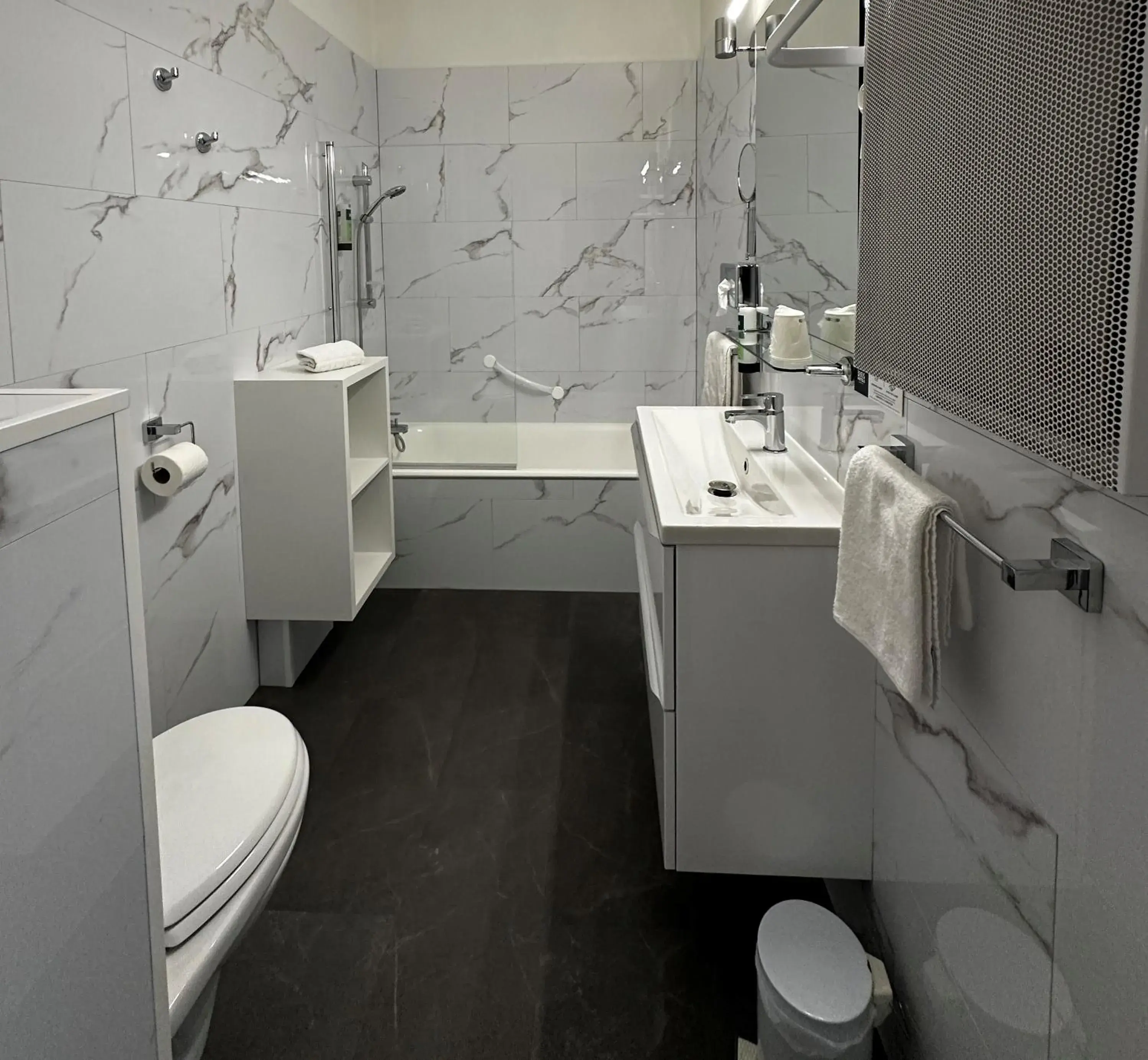 Bathroom in Logis Le Passiflore Cognac Bathroom in Logis Le Passiflore Cognac
