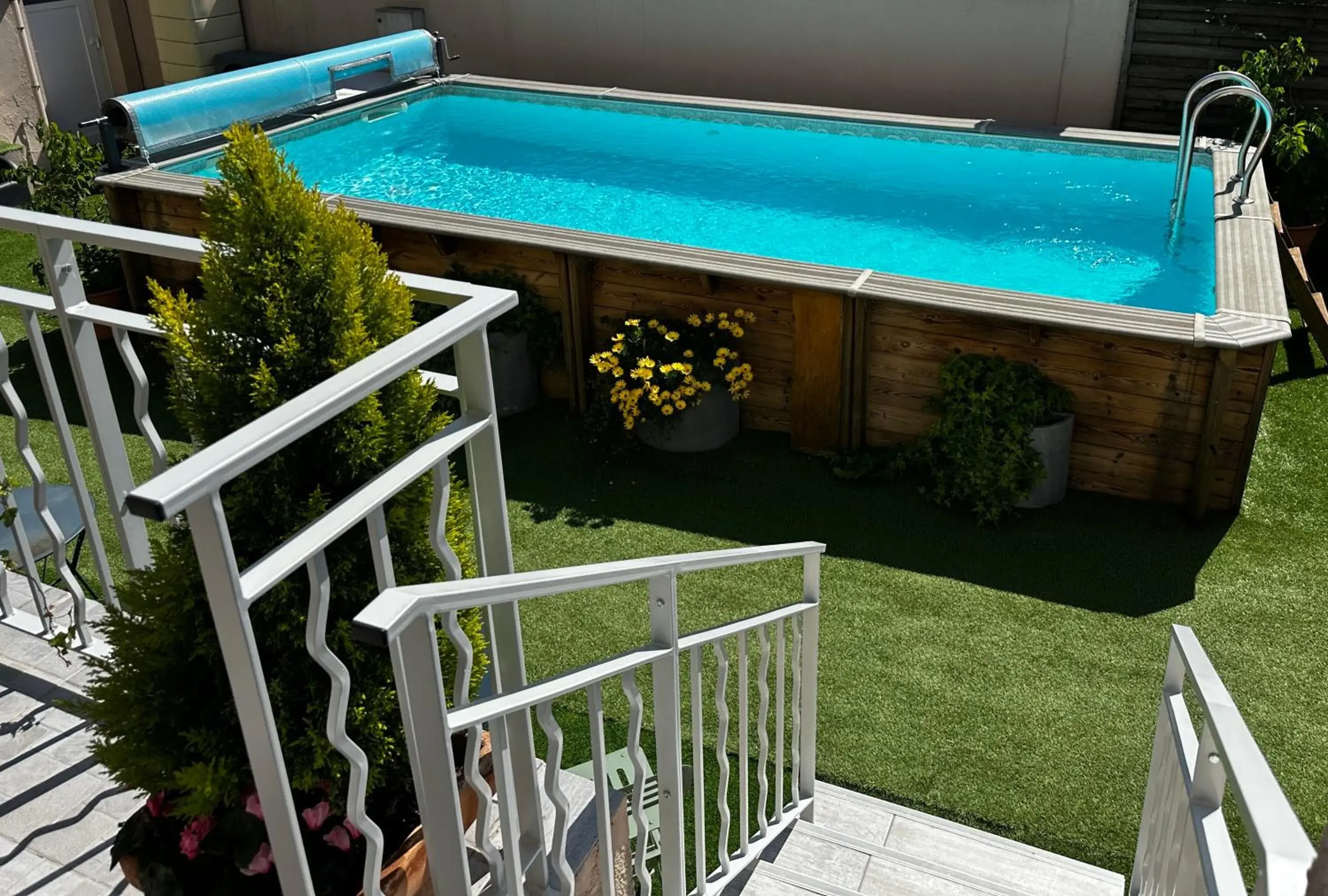 Swimming pool in Logis Le Passiflore Cognac Swimming pool in Logis Le Passiflore Cognac