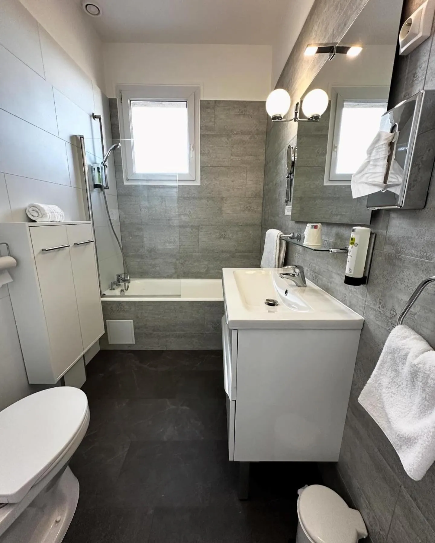 Bathroom in Logis Le Passiflore Cognac