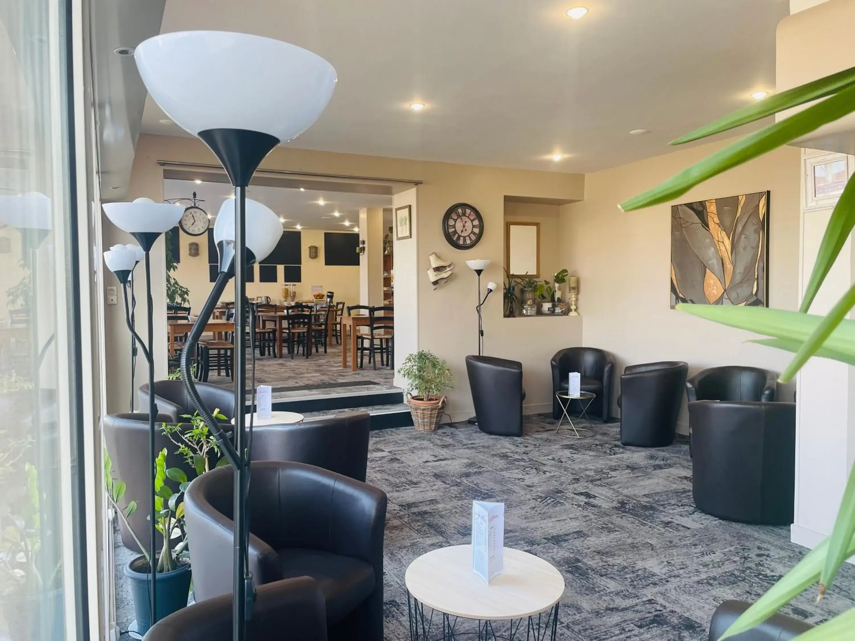 Lounge or bar in Logis Le Passiflore Cognac Lounge or bar in Logis Le Passiflore Cognac