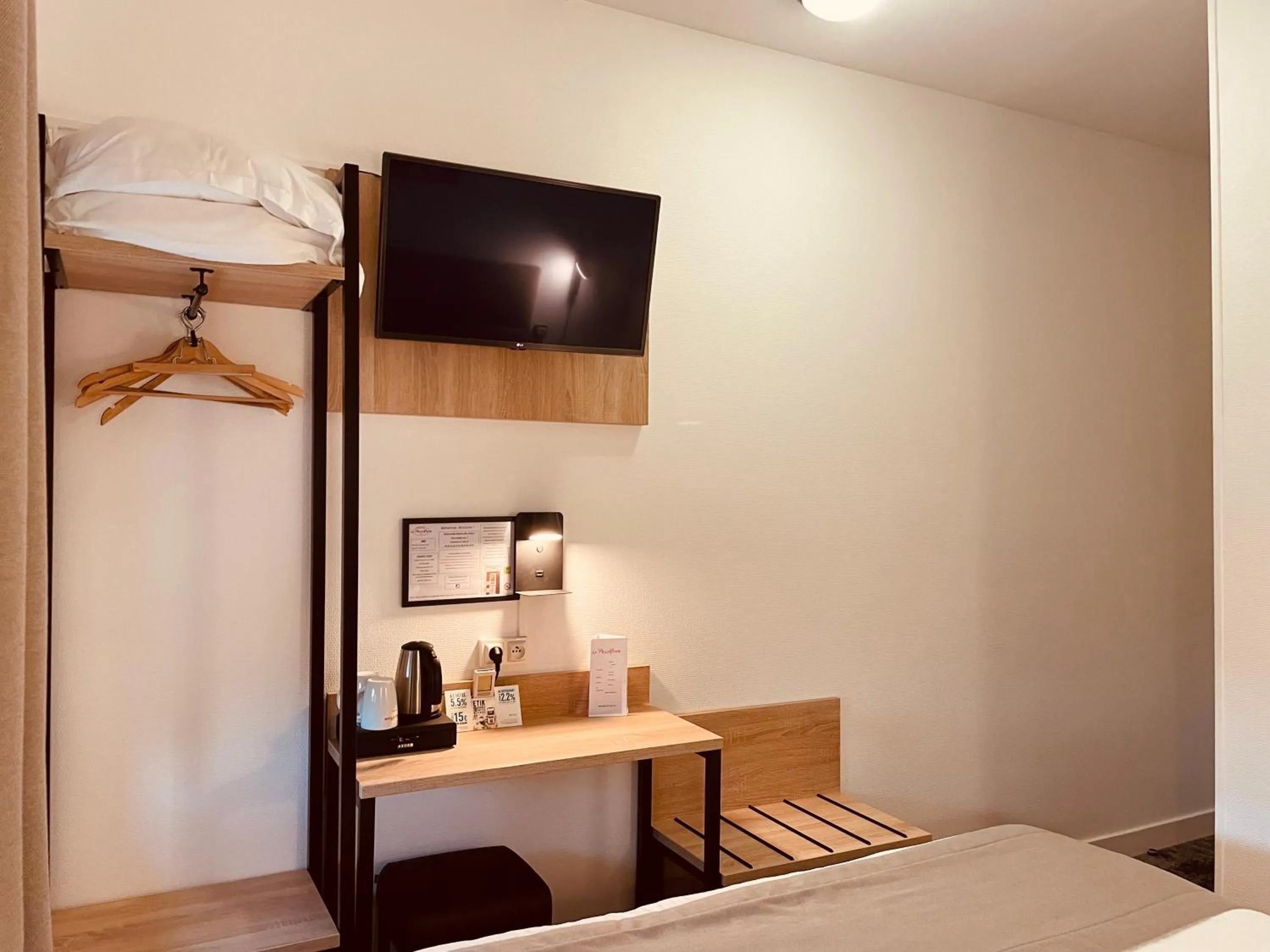 hair dresser, Bed in Logis Le Passiflore Cognac