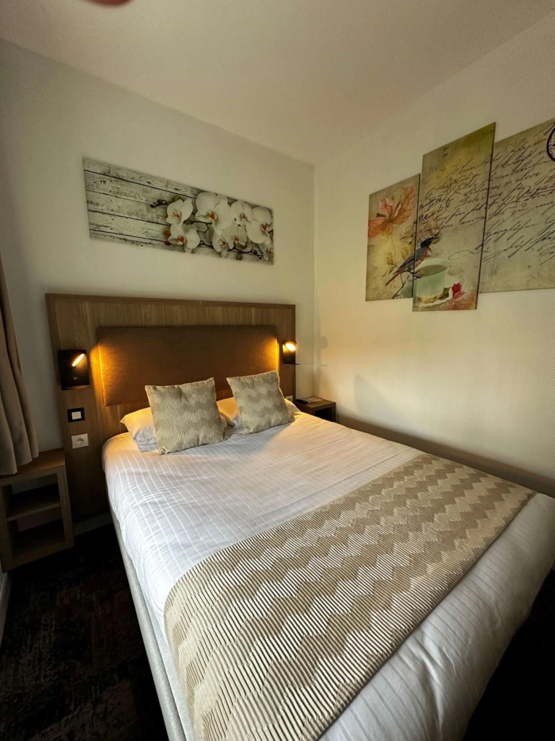 Bed in Logis Le Passiflore Cognac