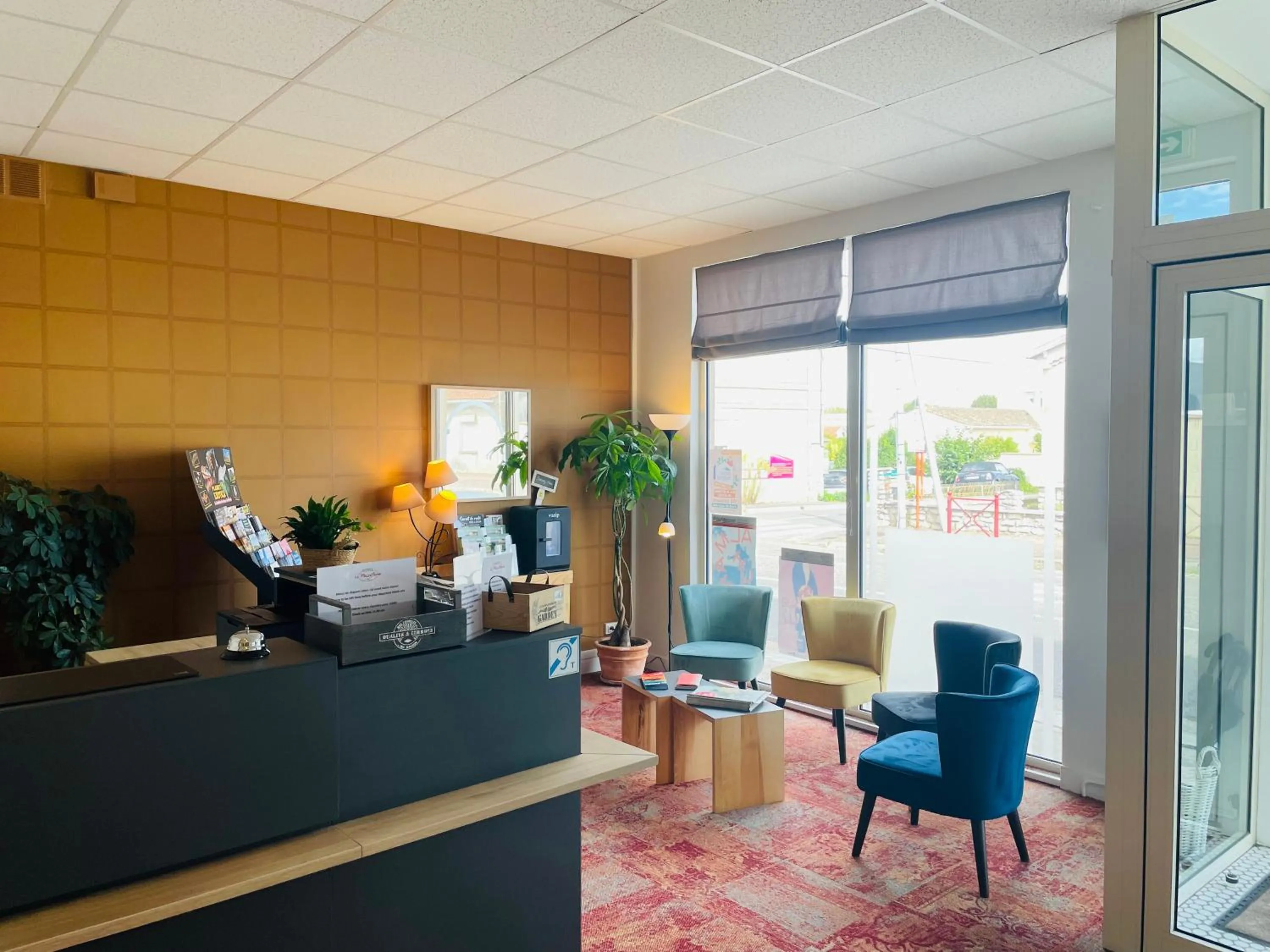 Lobby or reception in Logis Le Passiflore Cognac