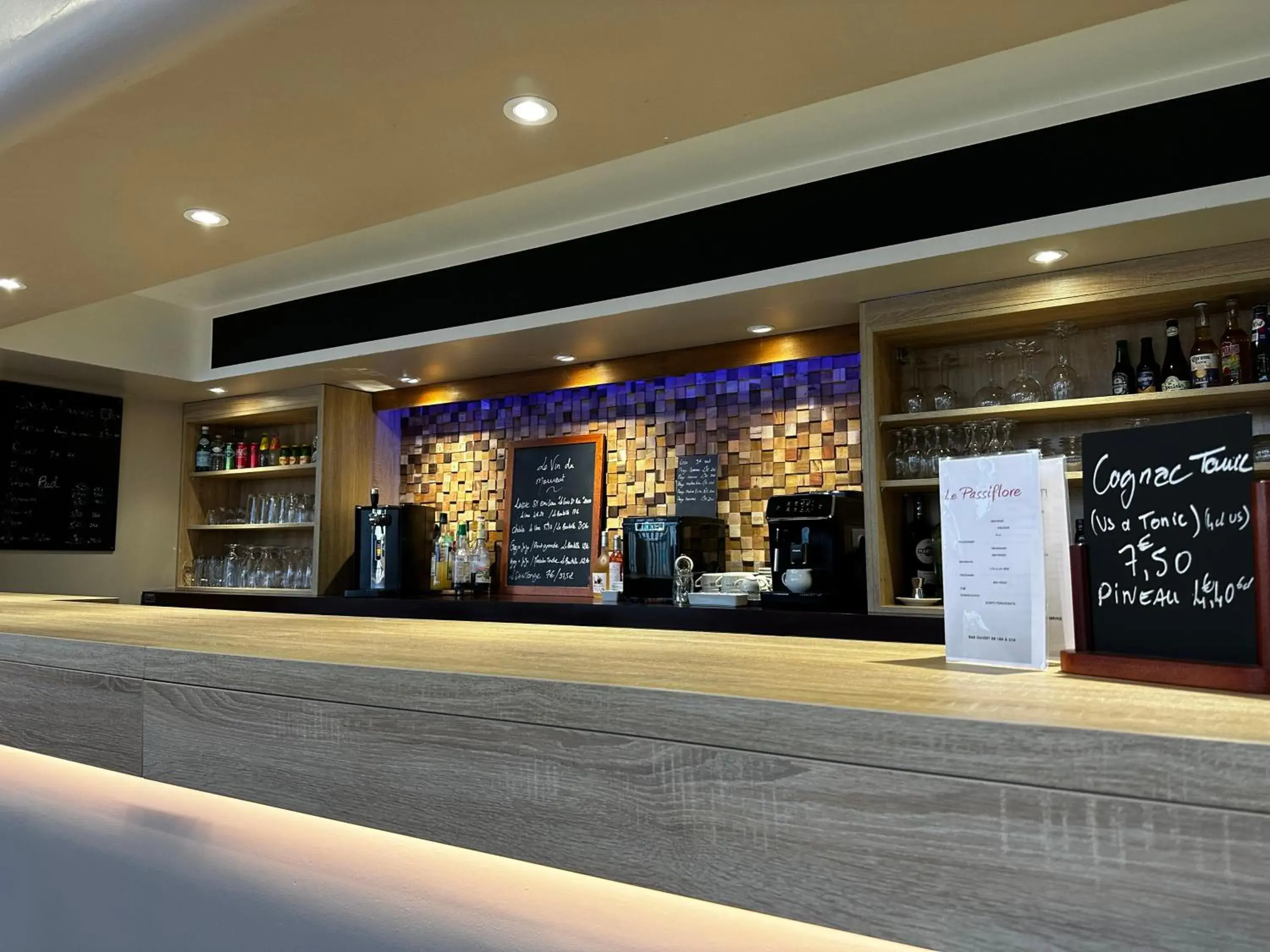 Lounge or bar in Logis Le Passiflore Cognac Lounge or bar in Logis Le Passiflore Cognac