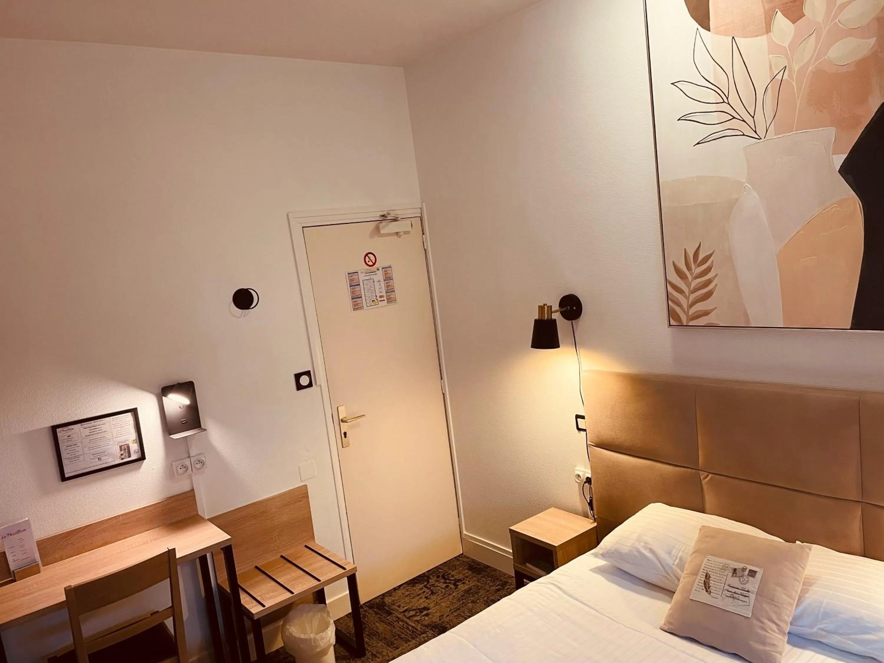 hair dresser, Bed in Logis Le Passiflore Cognac