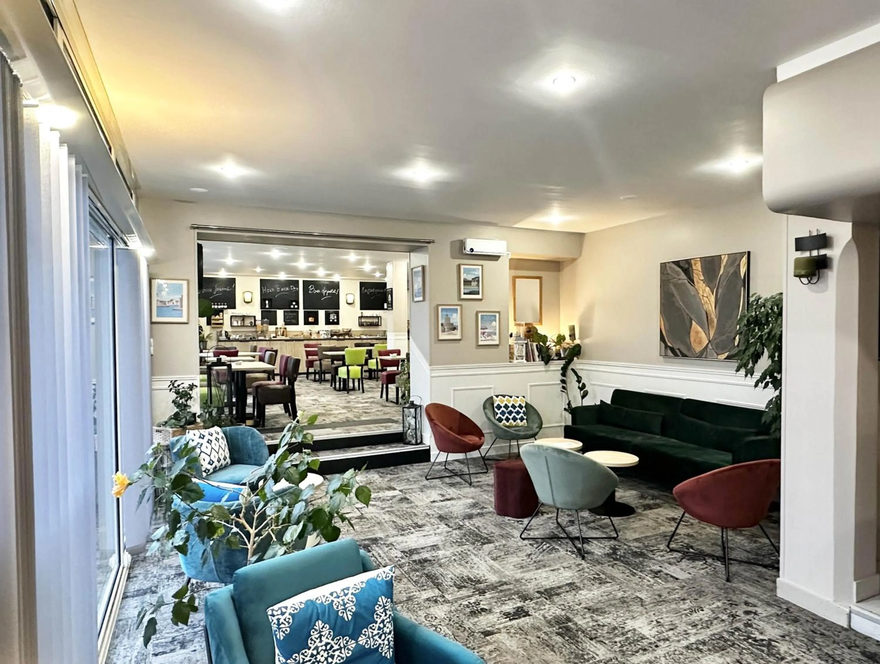 Lounge or bar in Logis Le Passiflore Cognac