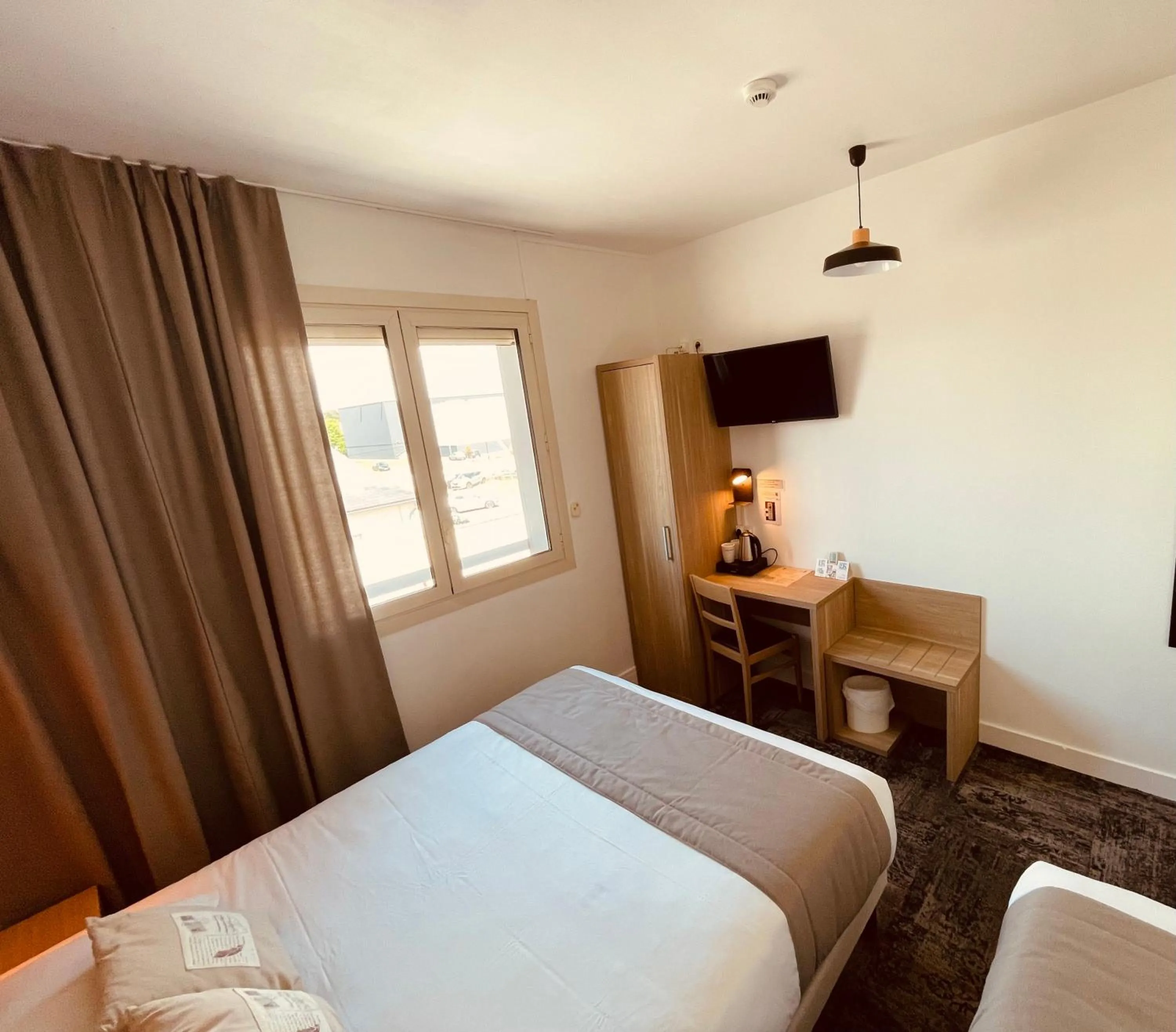 Photo of the whole room, Bed in Logis Le Passiflore Cognac