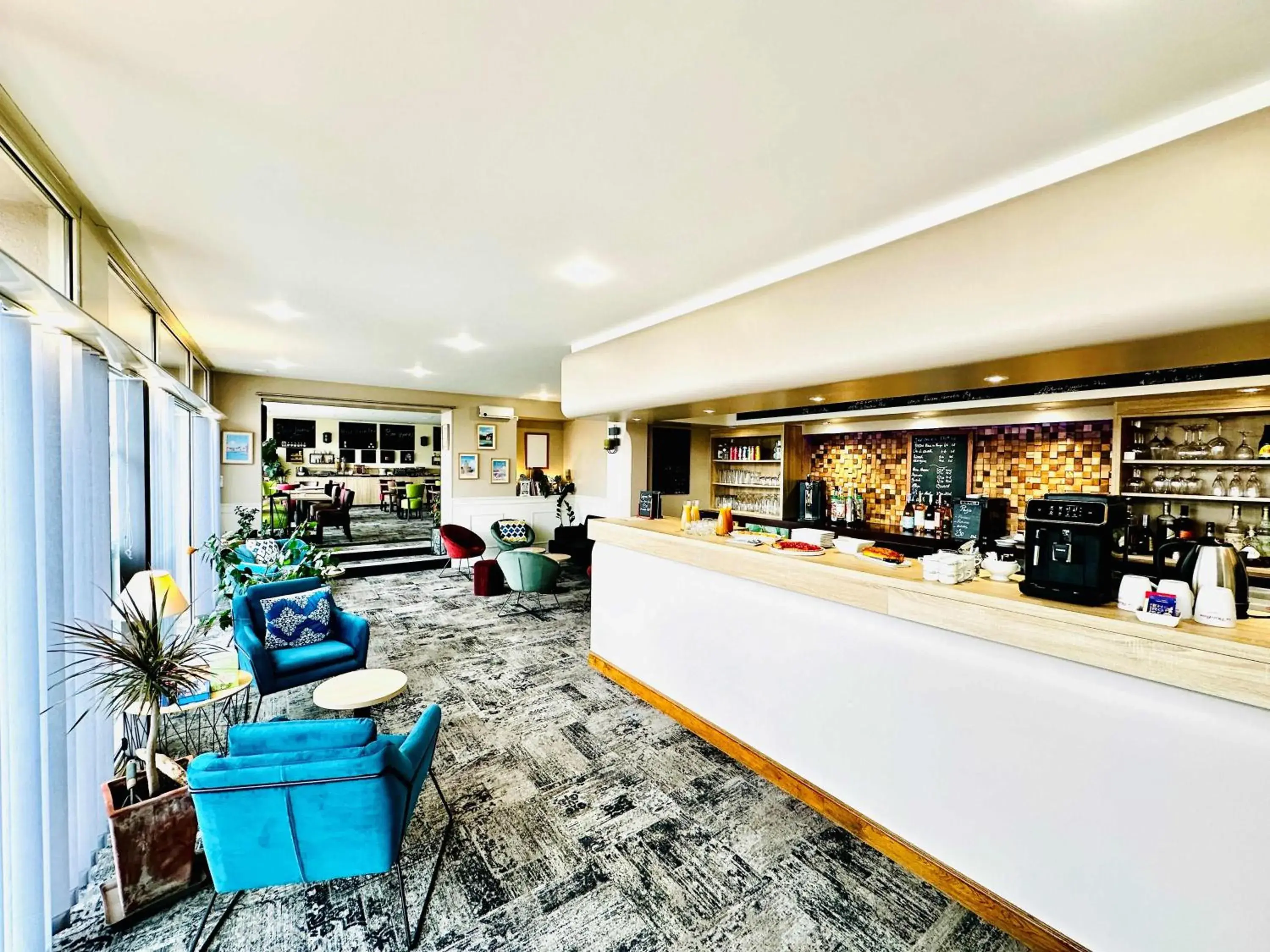 Lounge or bar in Logis Le Passiflore Cognac Lounge or bar in Logis Le Passiflore Cognac