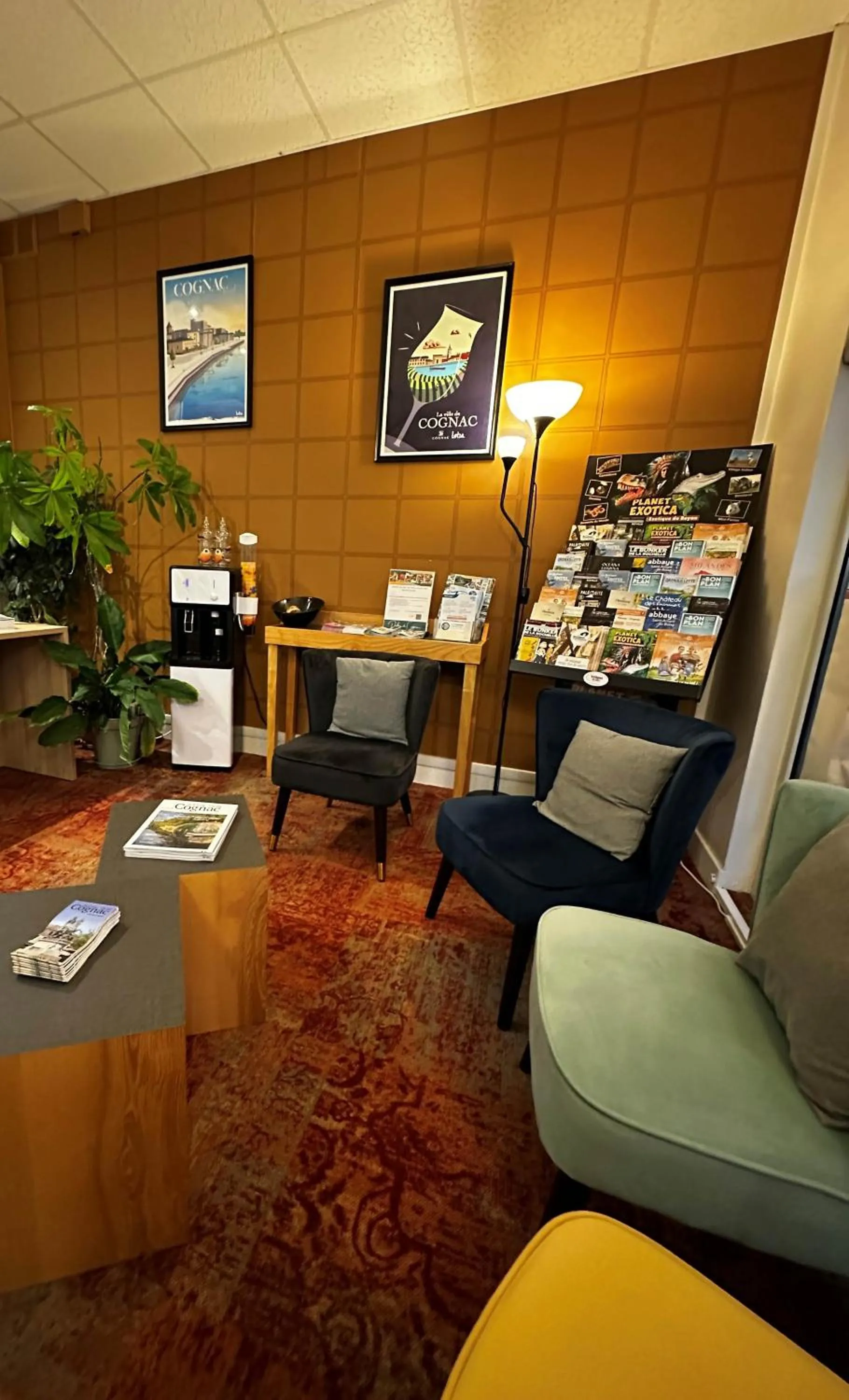 Lobby or reception in Logis Le Passiflore Cognac
