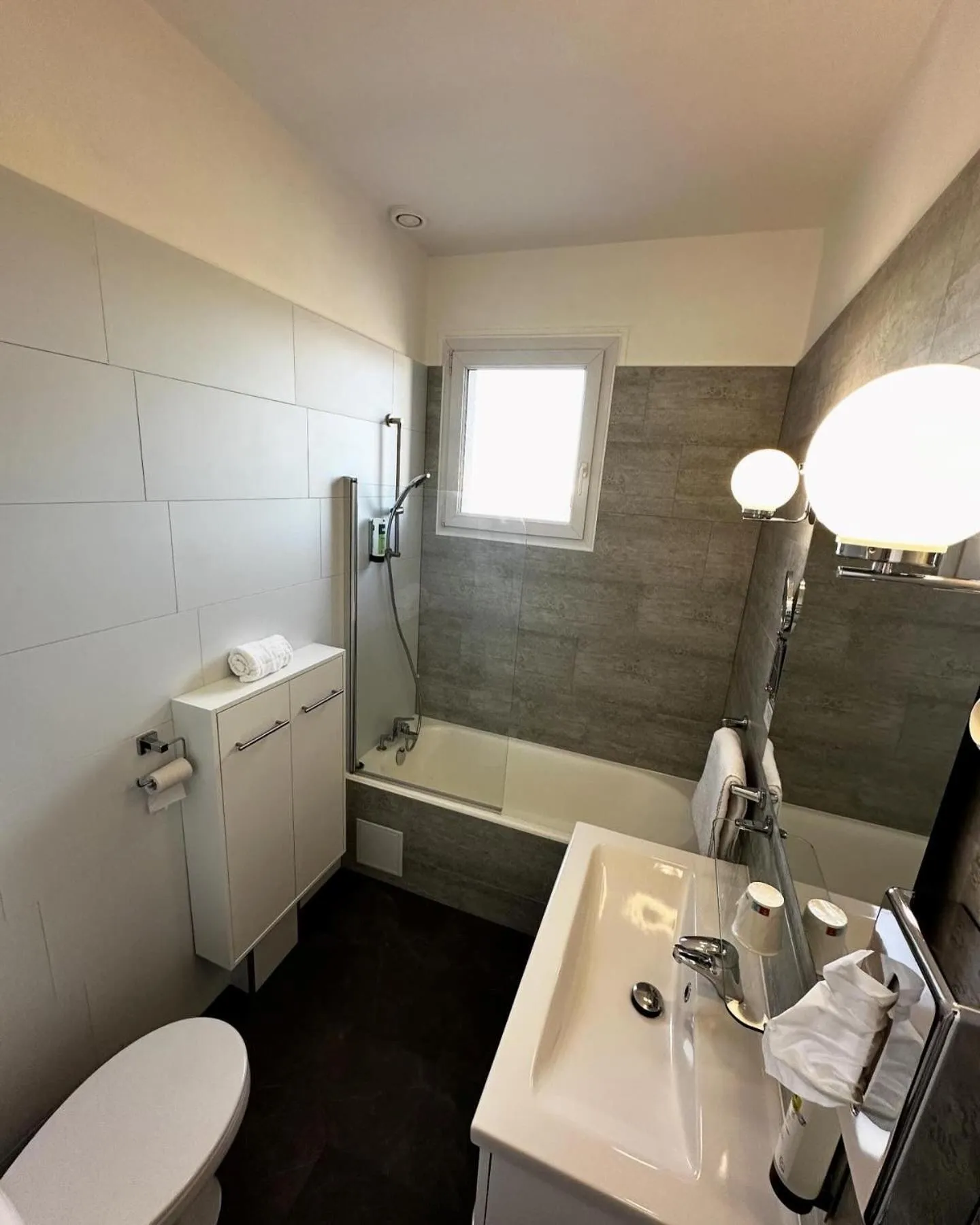 Bathroom in Logis Le Passiflore Cognac