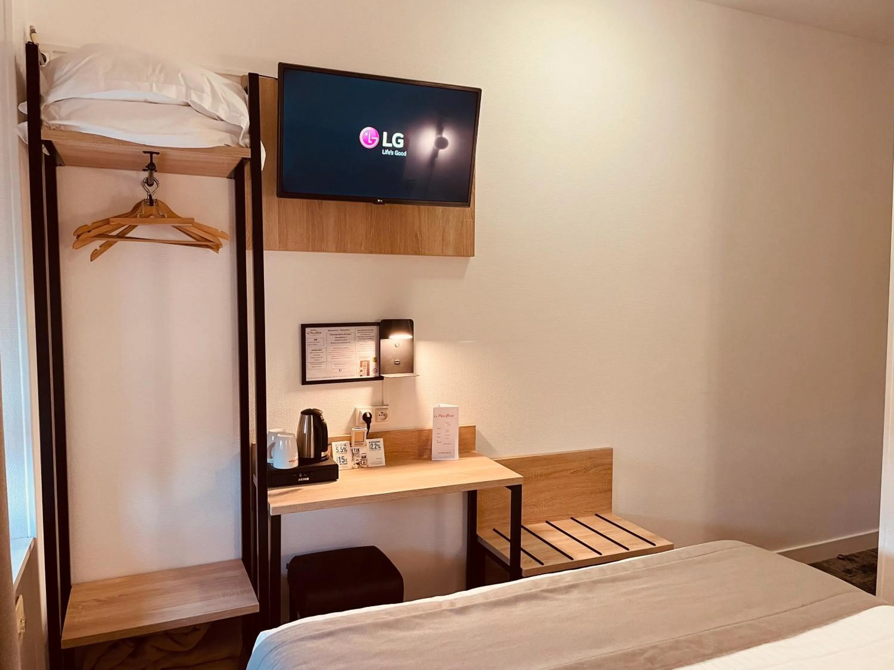 Photo of the whole room, Bed in Logis Le Passiflore Cognac