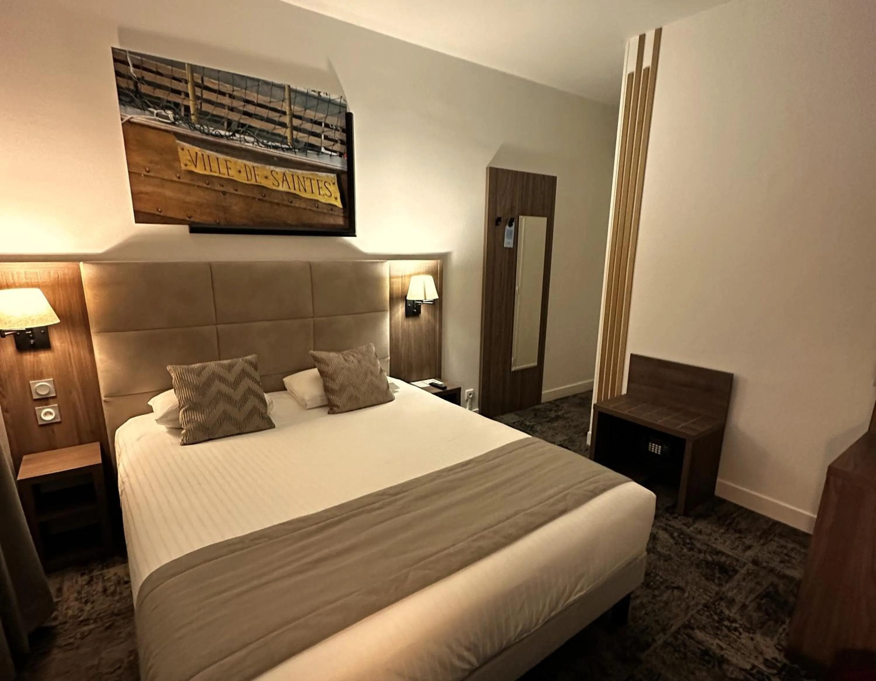 Photo of the whole room, Bed in Logis Le Passiflore Cognac