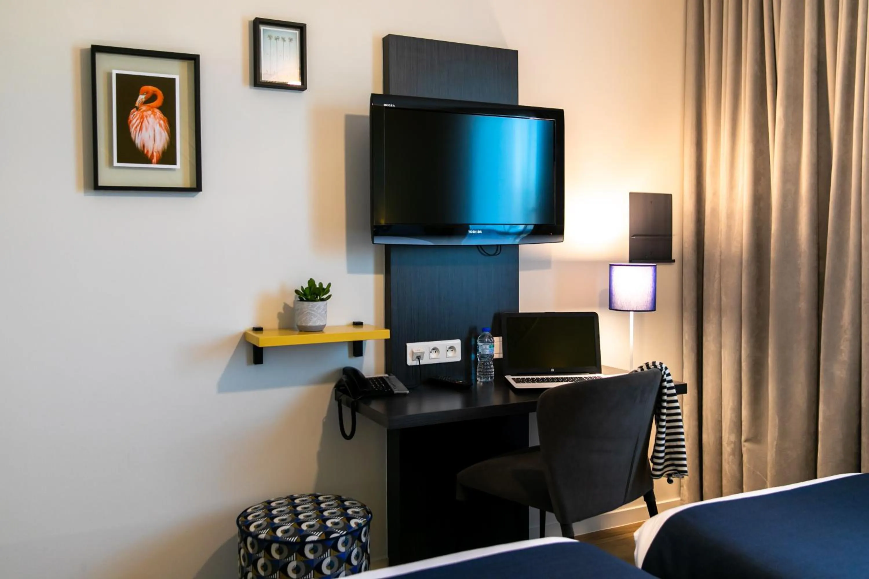 TV and multimedia, Bed in Hotel Restaurant Saint James, Montaigu-Vendée The Originals Boutique