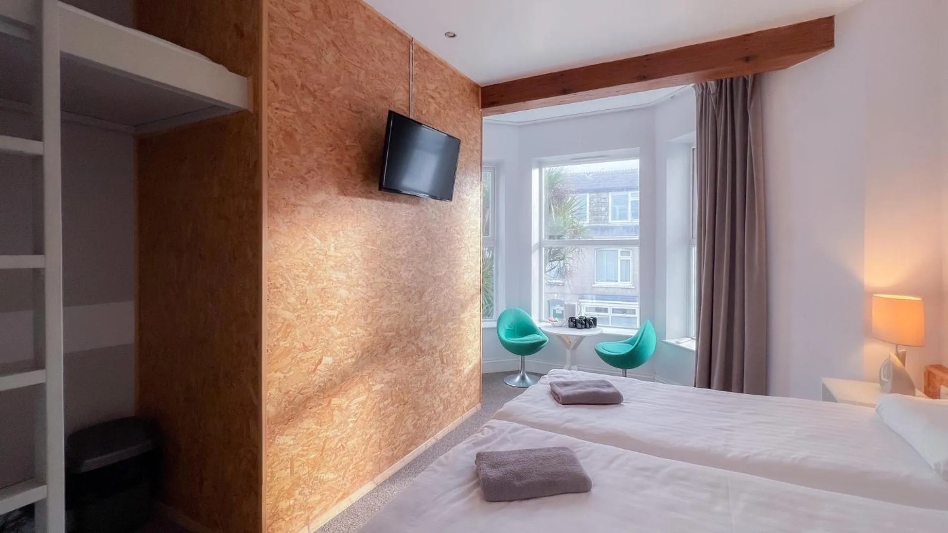 Photo of the whole room, Bed in Town Lodge