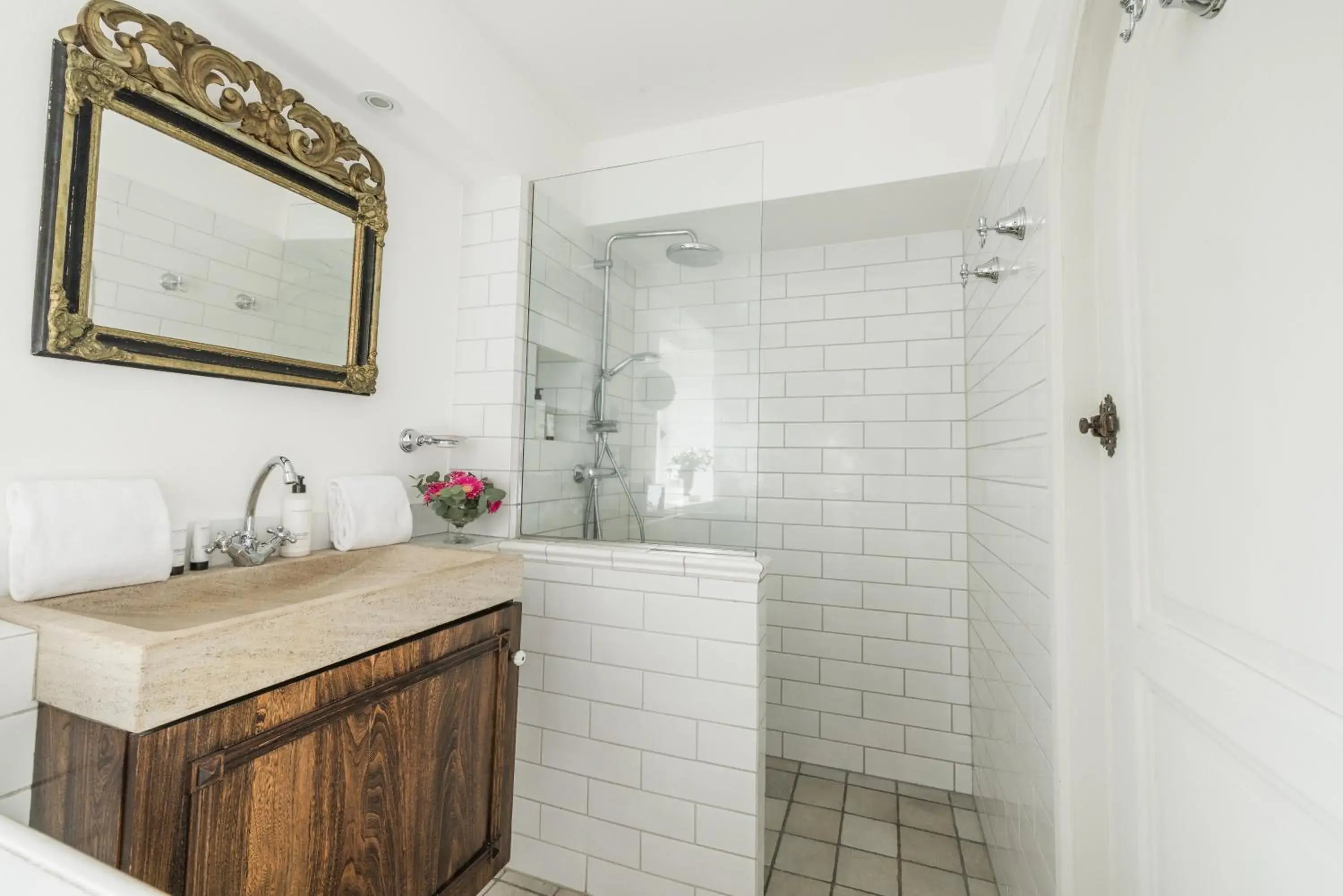 Property building in Château Le Cagnard Property building in Château Le Cagnard