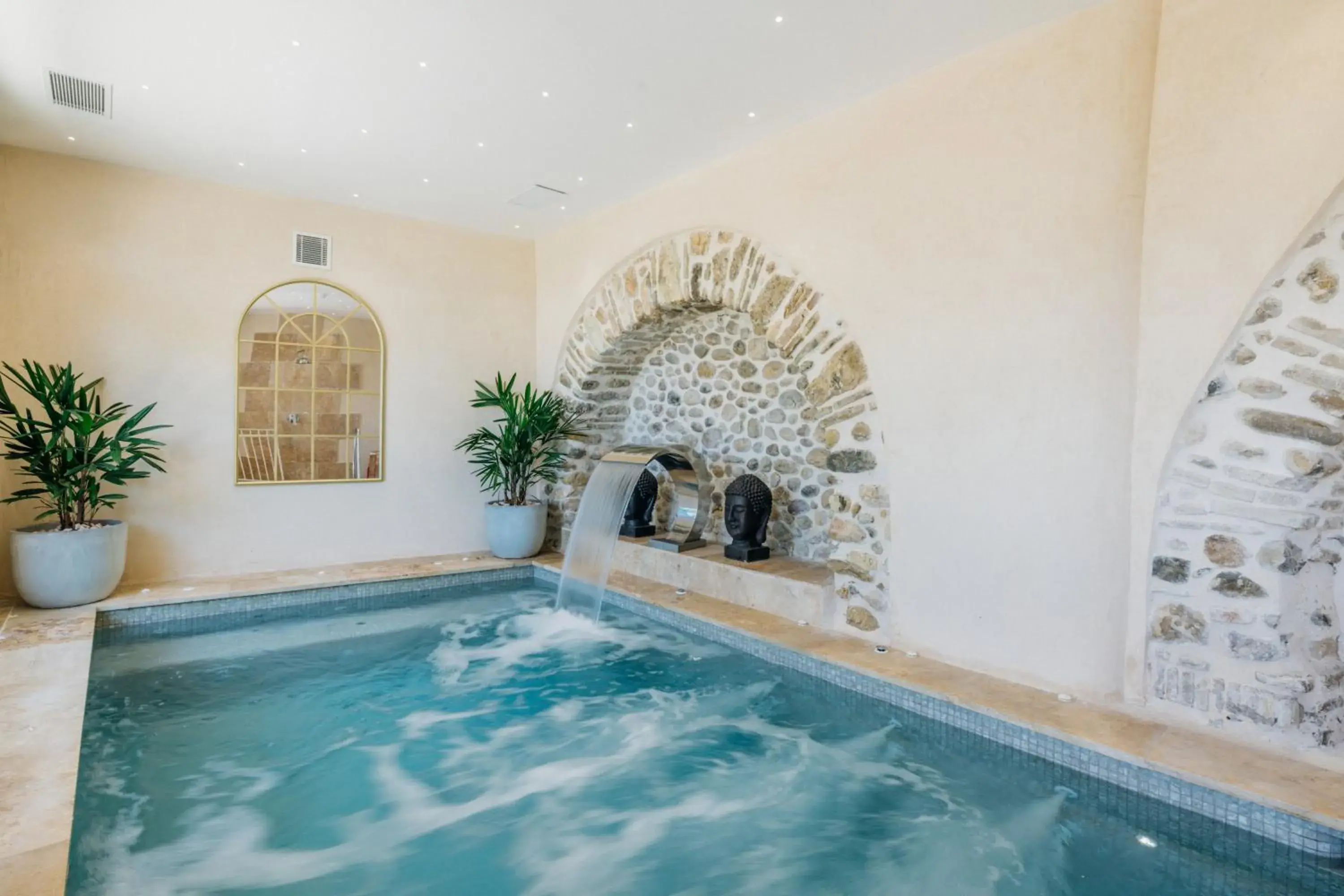 Swimming pool in Château Le Cagnard Swimming pool in Château Le Cagnard