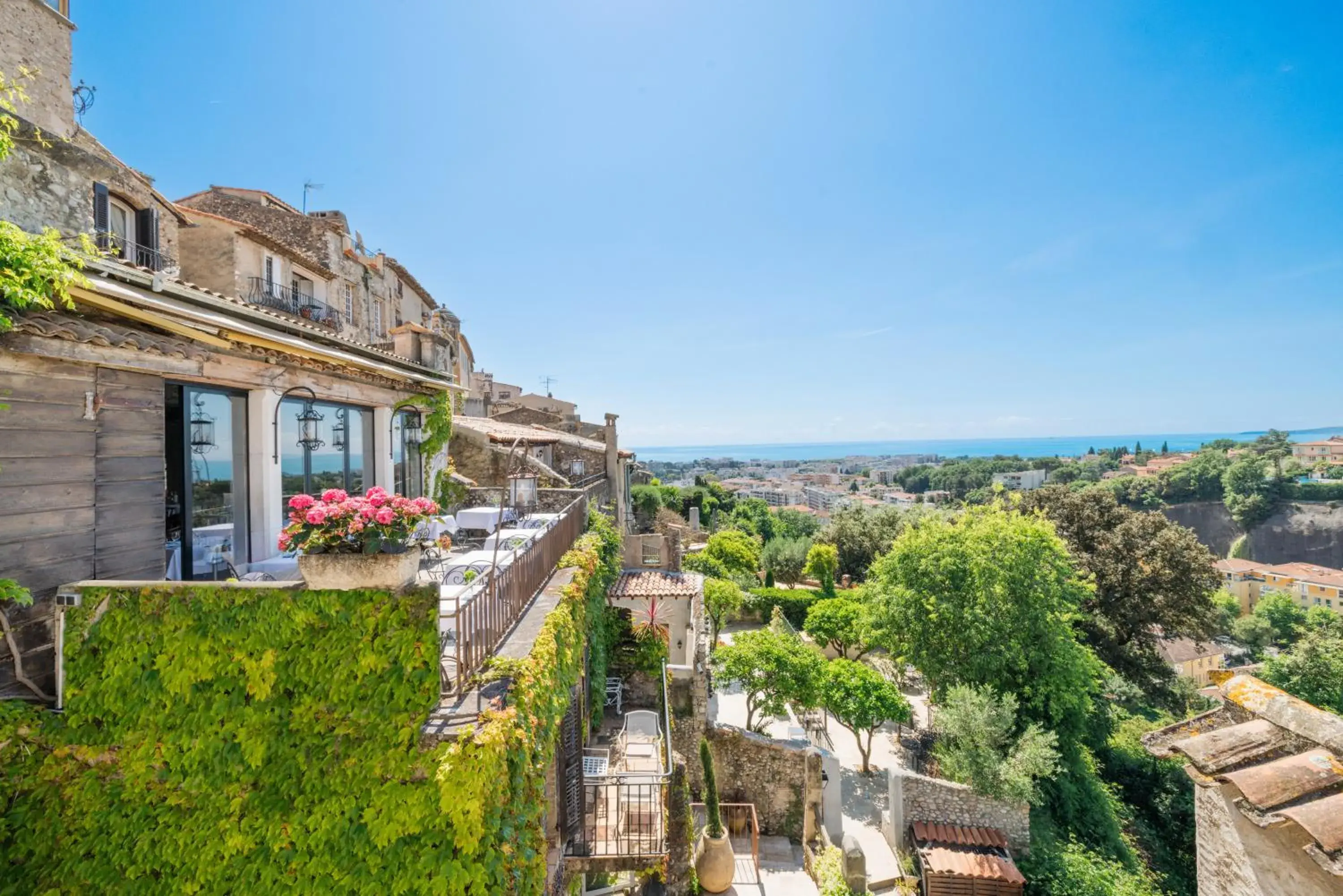Property building in Château Le Cagnard Property building in Château Le Cagnard