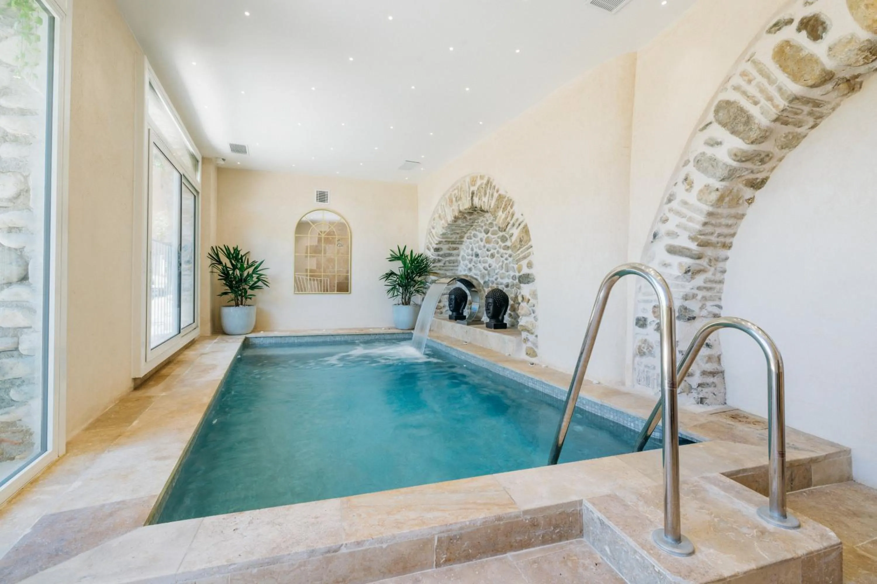 Swimming pool in Château Le Cagnard