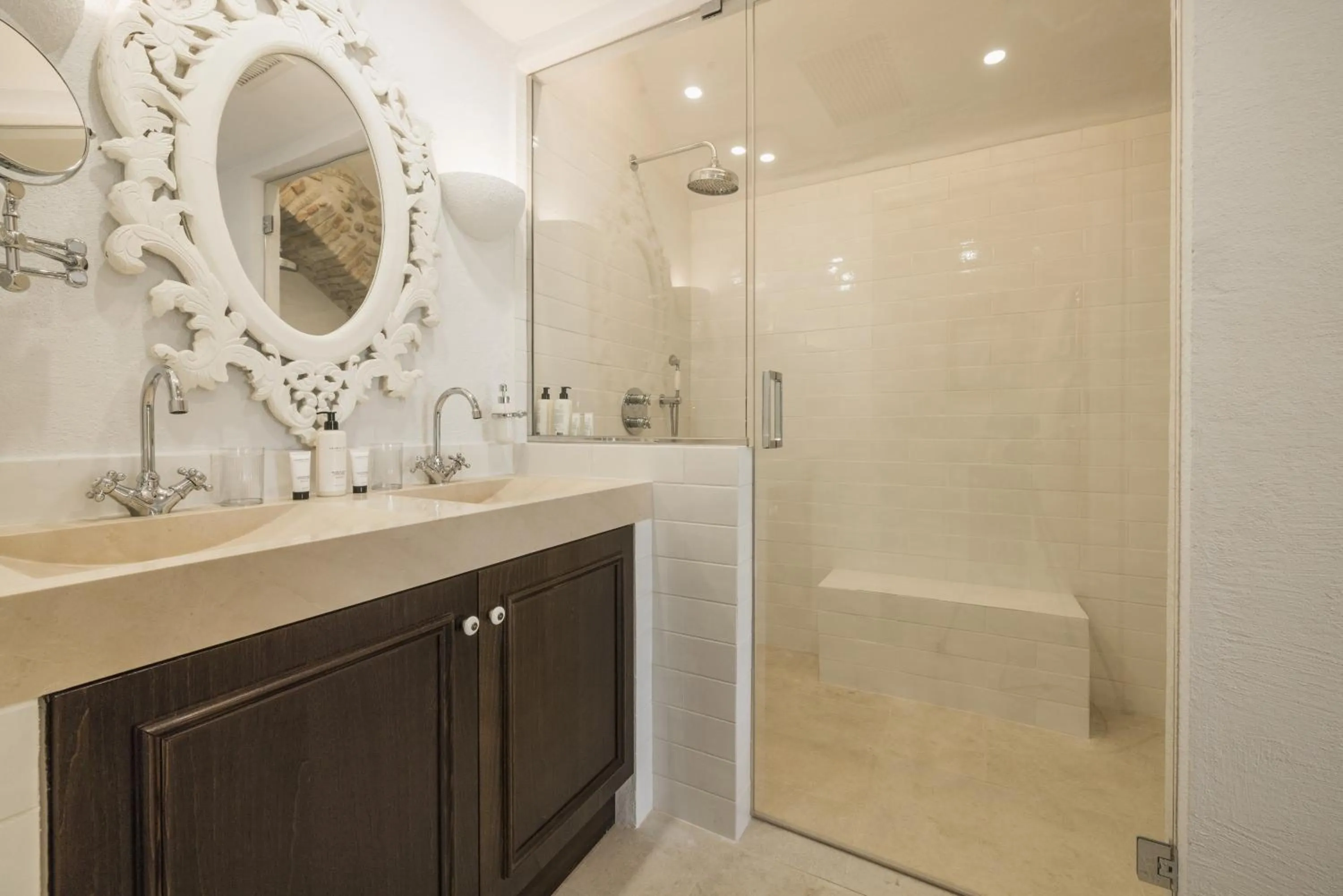 Property building in Château Le Cagnard