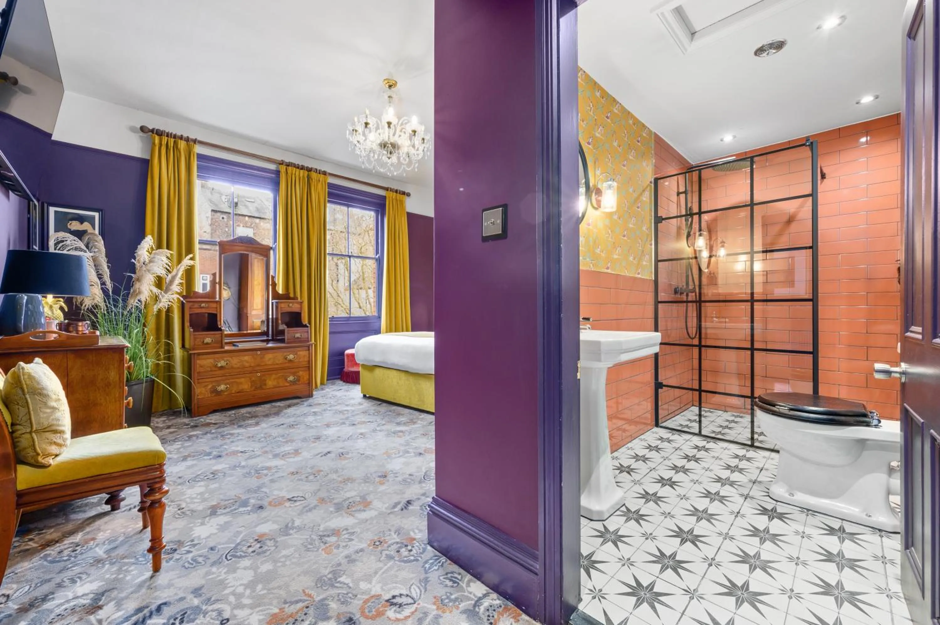 Shower, Bed in Clementine's Guest House