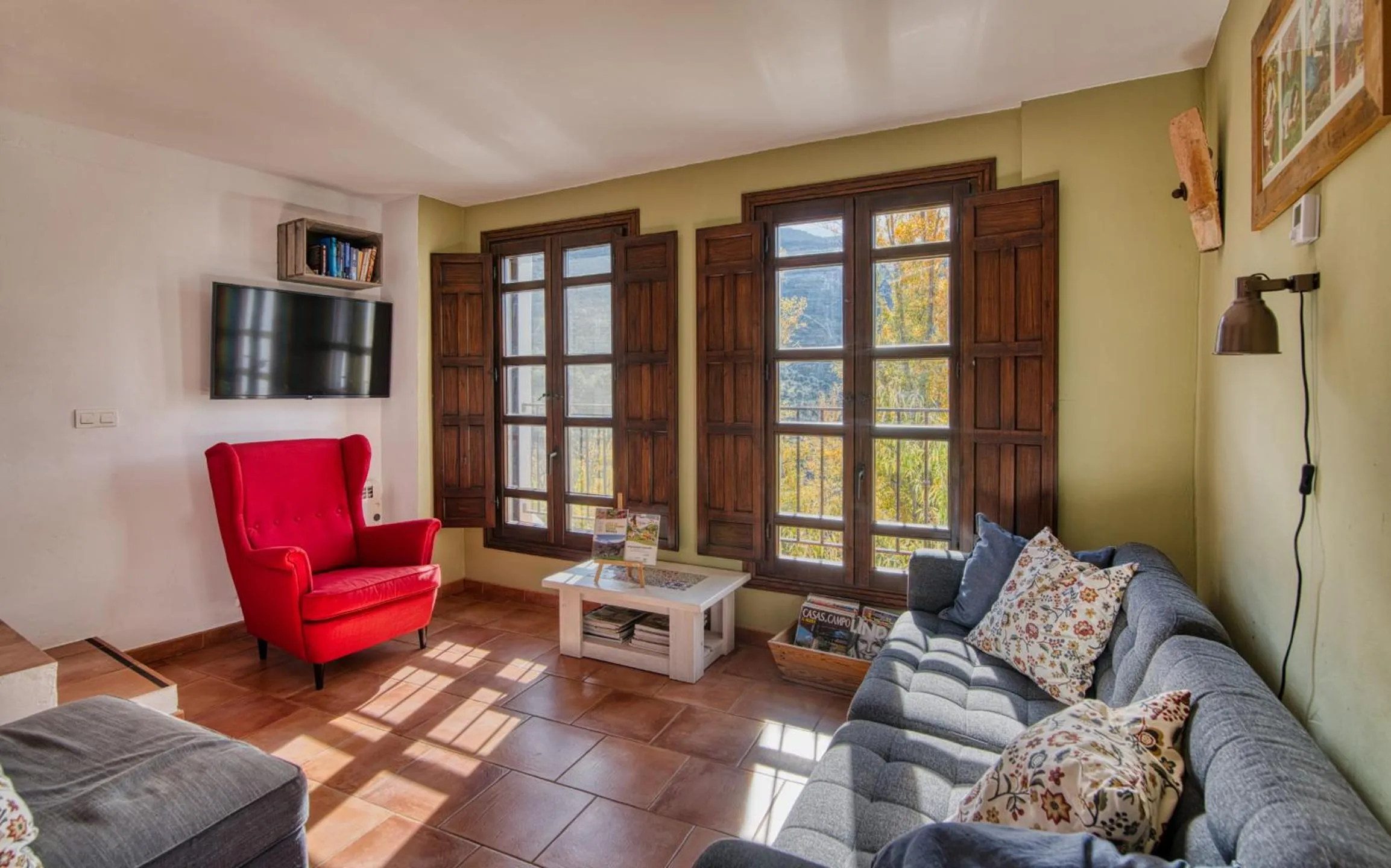 Communal lounge/ TV room in Casa Rural Arroyo de la Greda, your perfect base for activities in Sierra Nevada and Granada
