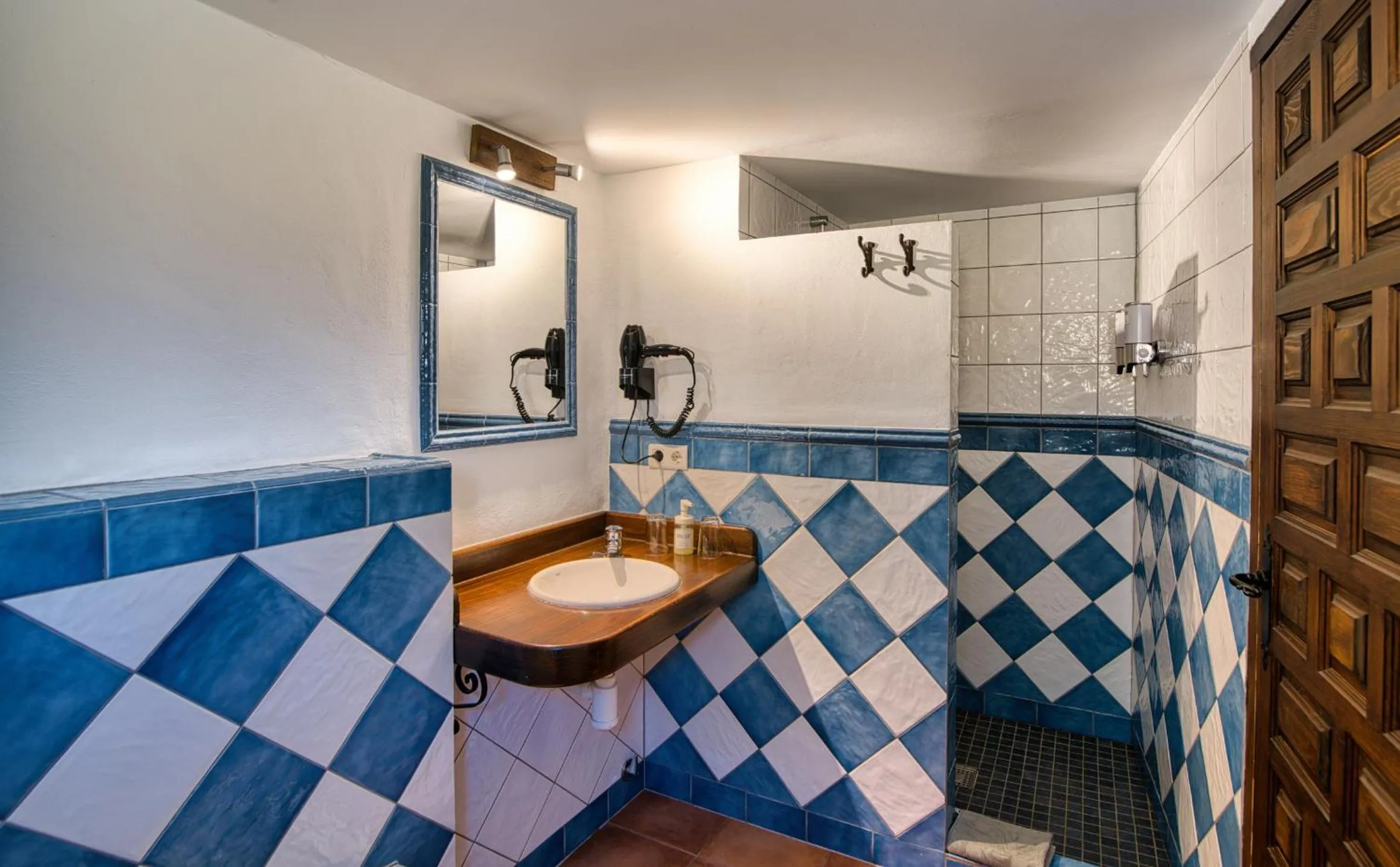 Shower in Casa Rural Arroyo de la Greda, your perfect base for activities in Sierra Nevada and Granada