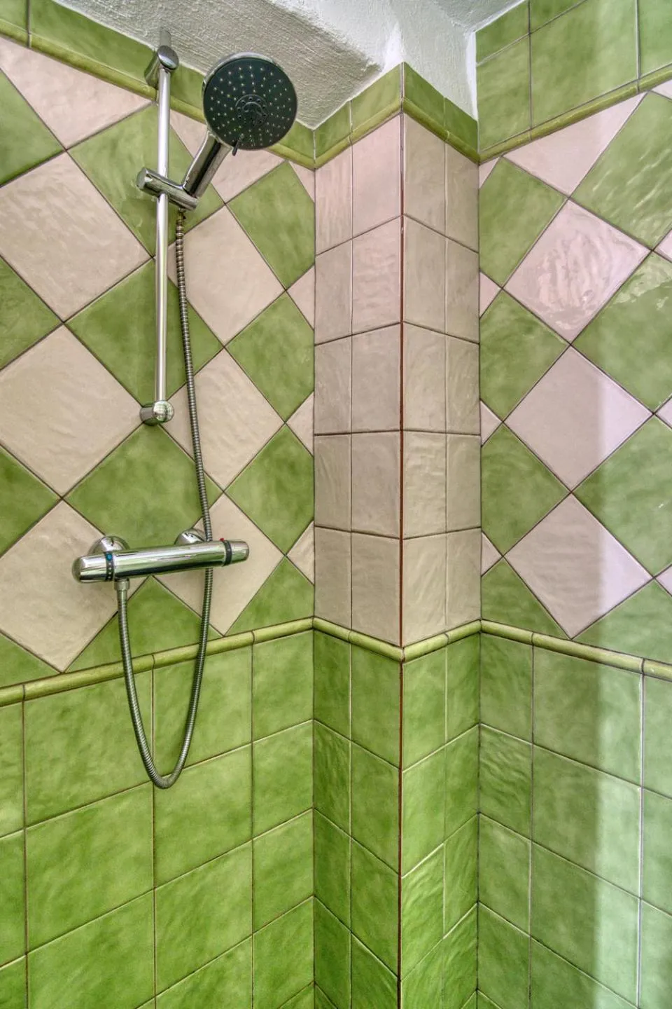 Shower in Casa Rural Arroyo de la Greda, your perfect base for activities in Sierra Nevada and Granada