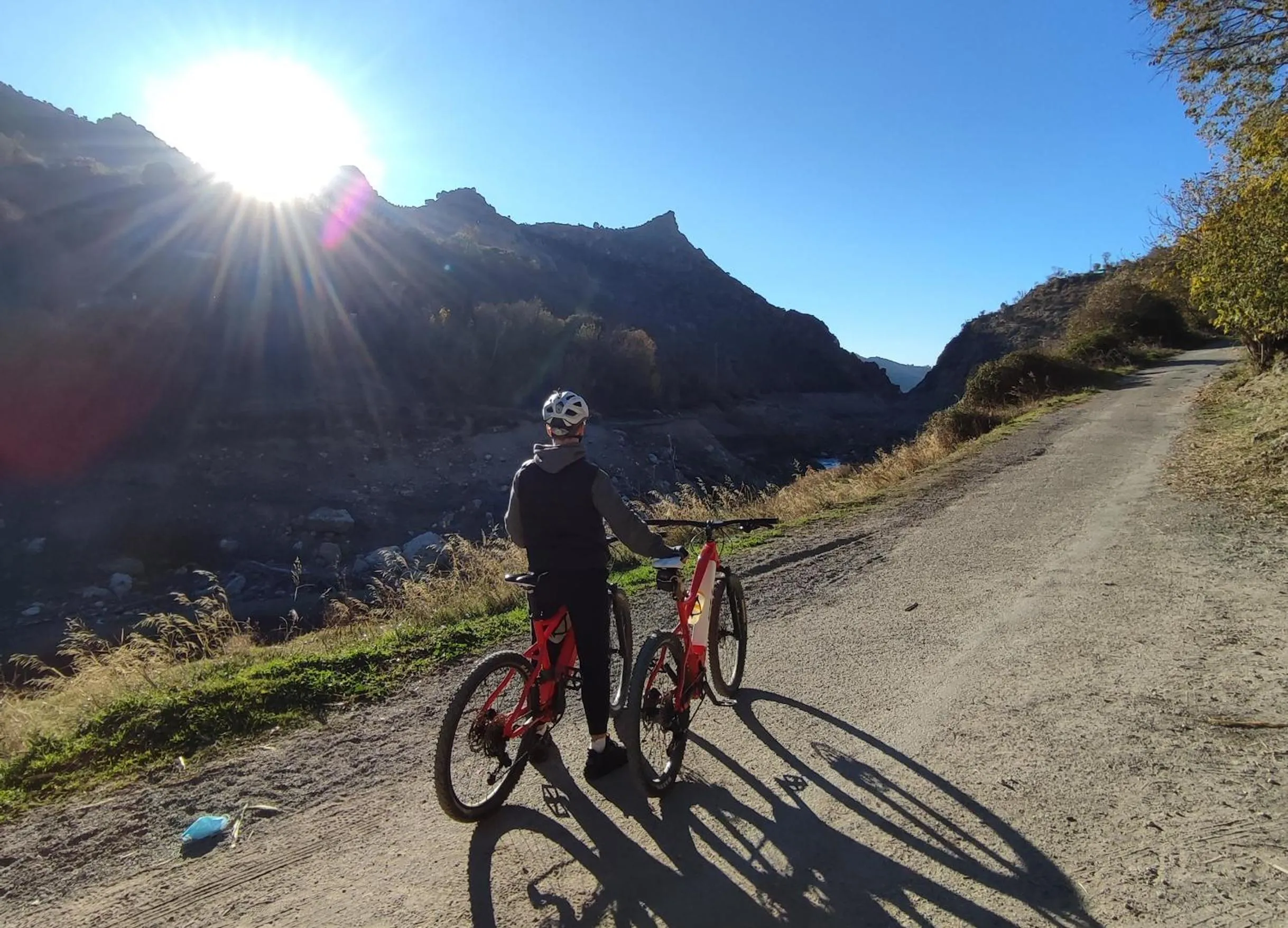 Cycling in Casa Rural Arroyo de la Greda, your perfect base for activities in Sierra Nevada and Granada