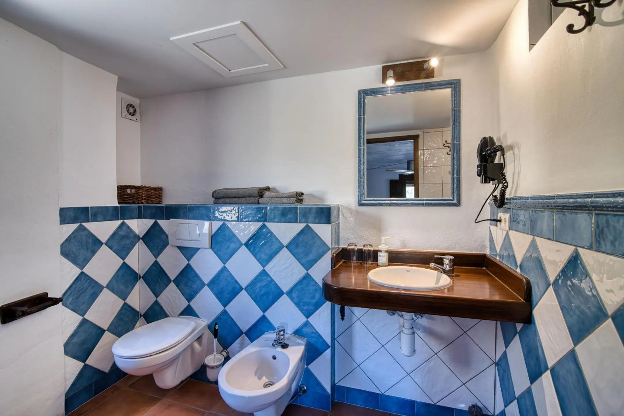 Toilet in Casa Rural Arroyo de la Greda, your perfect base for activities in Sierra Nevada and Granada