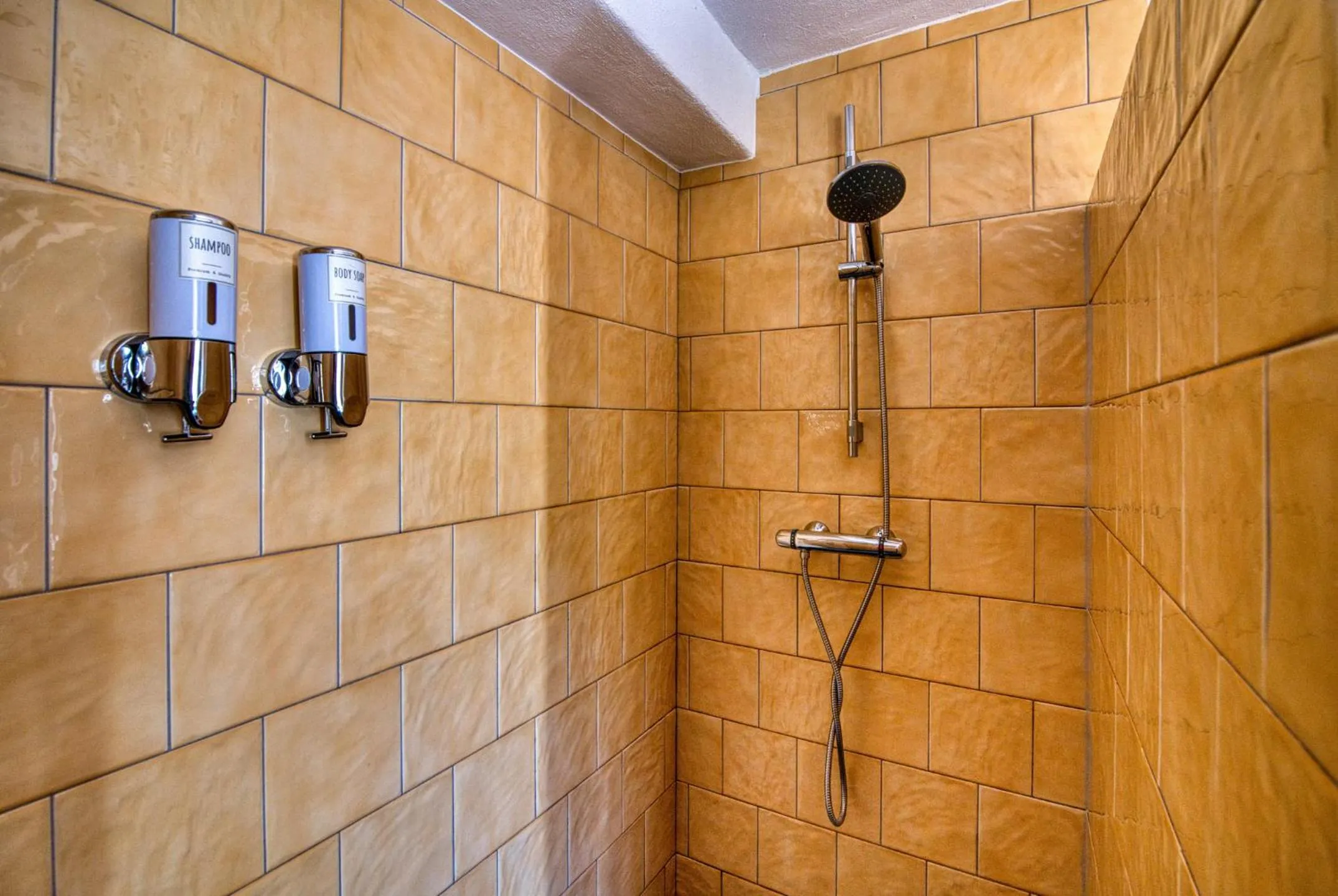 Shower in Casa Rural Arroyo de la Greda, your perfect base for activities in Sierra Nevada and Granada