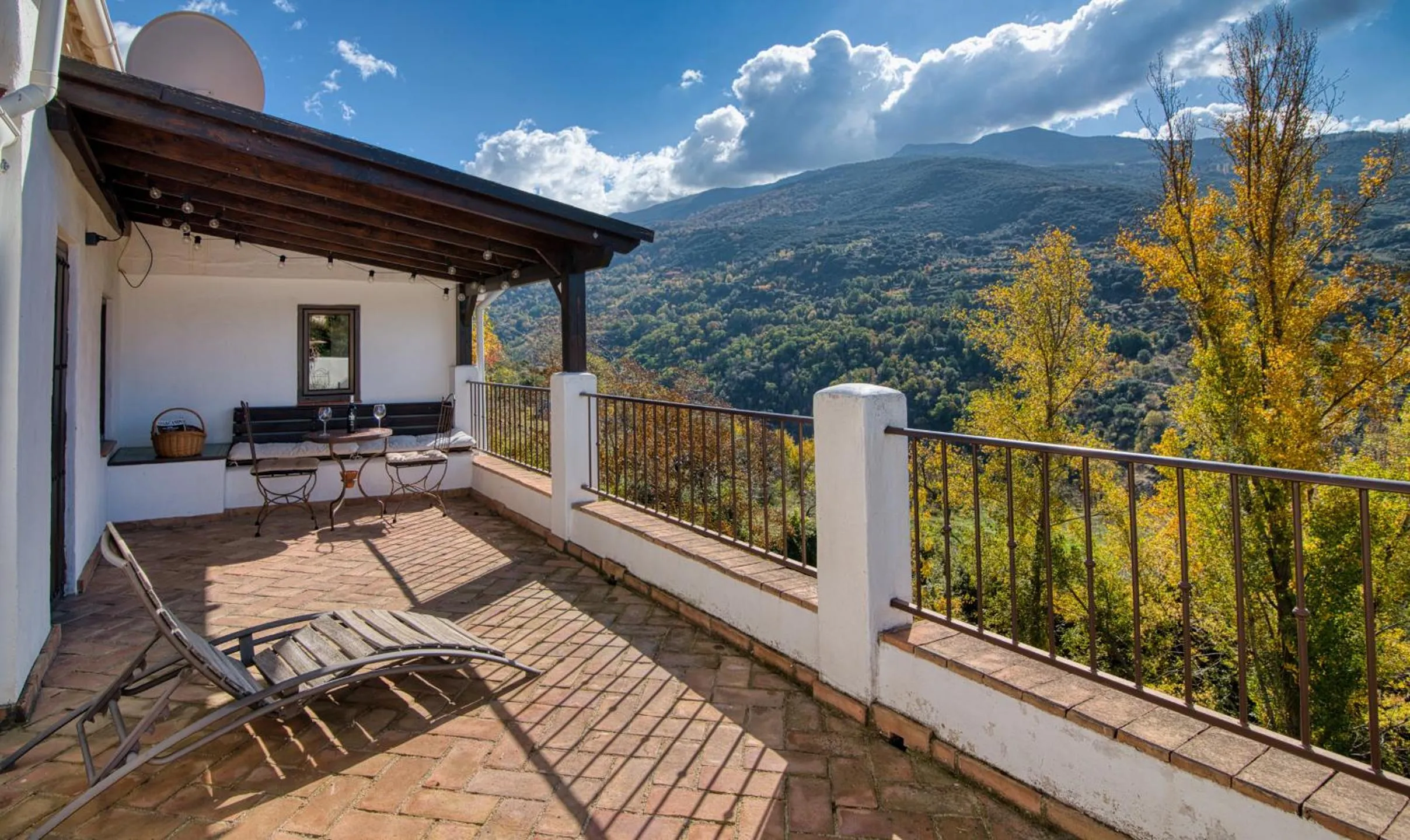 Property building in Casa Rural Arroyo de la Greda, your perfect base for activities in Sierra Nevada and Granada