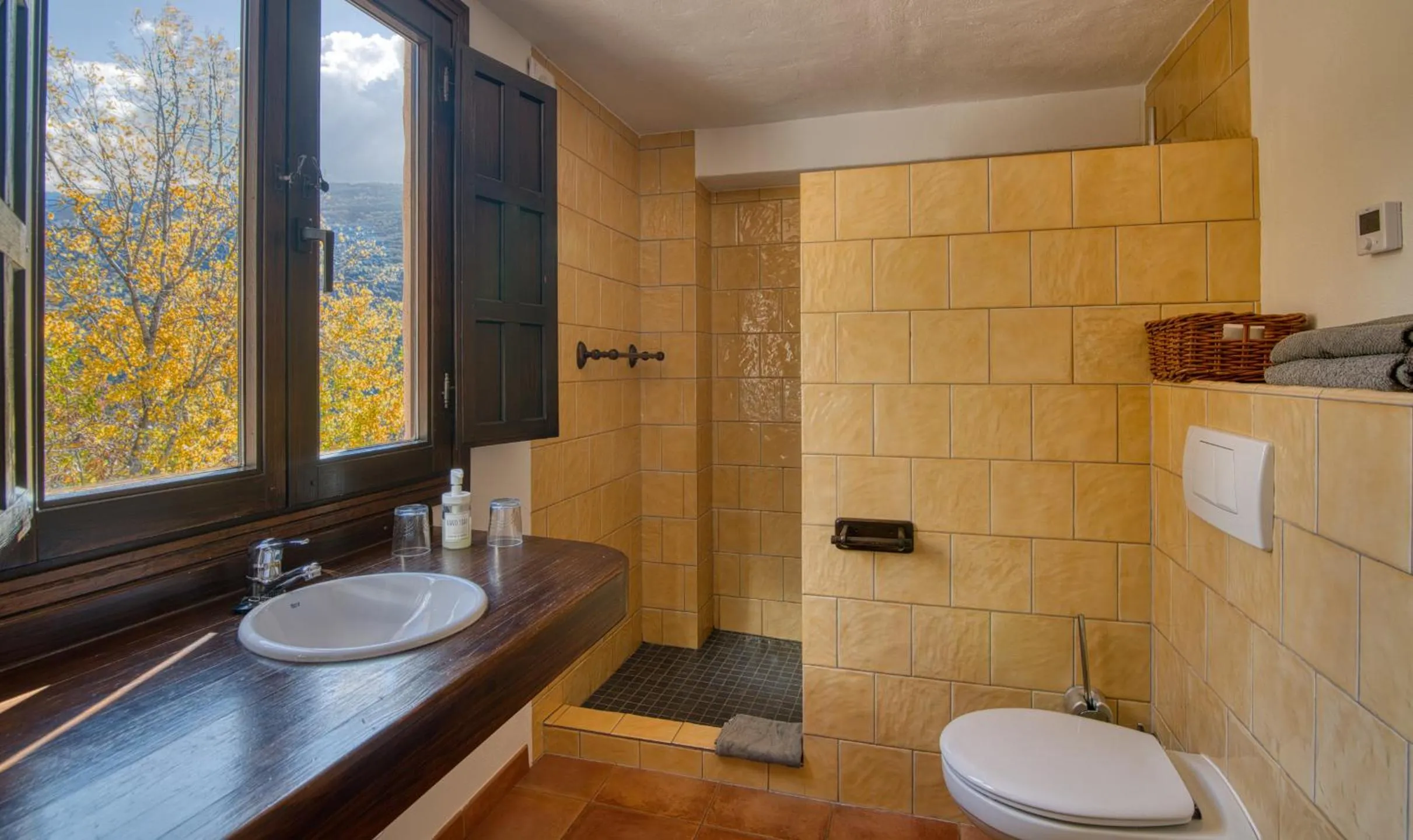 Shower in Casa Rural Arroyo de la Greda, your perfect base for activities in Sierra Nevada and Granada
