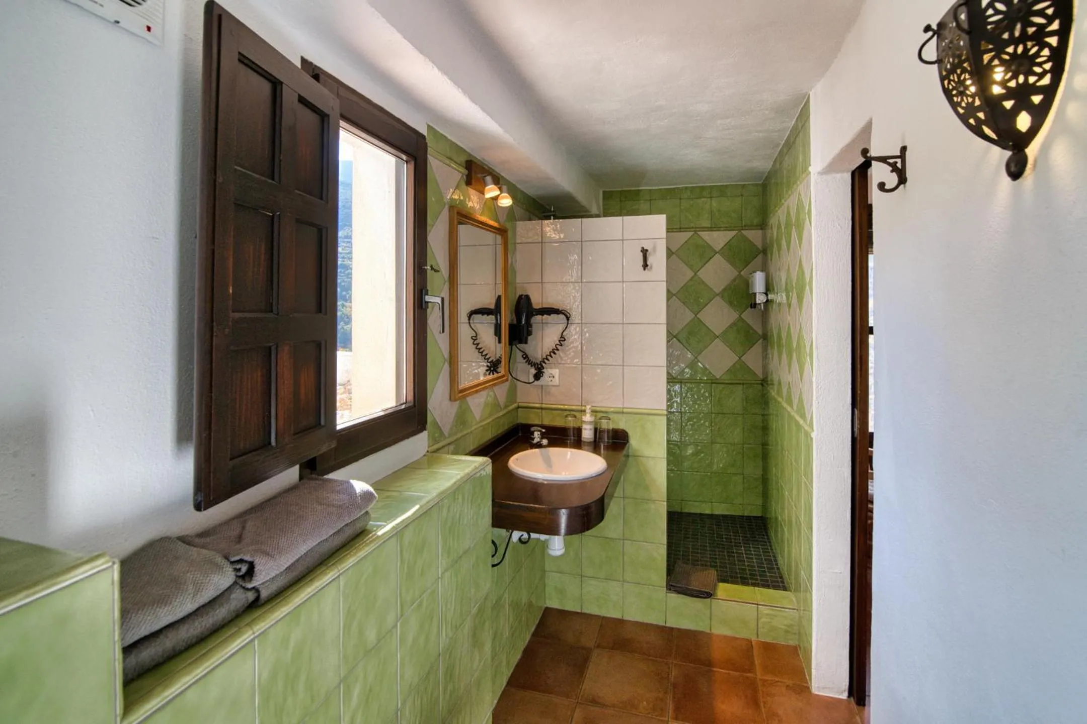 Shower in Casa Rural Arroyo de la Greda, your perfect base for activities in Sierra Nevada and Granada