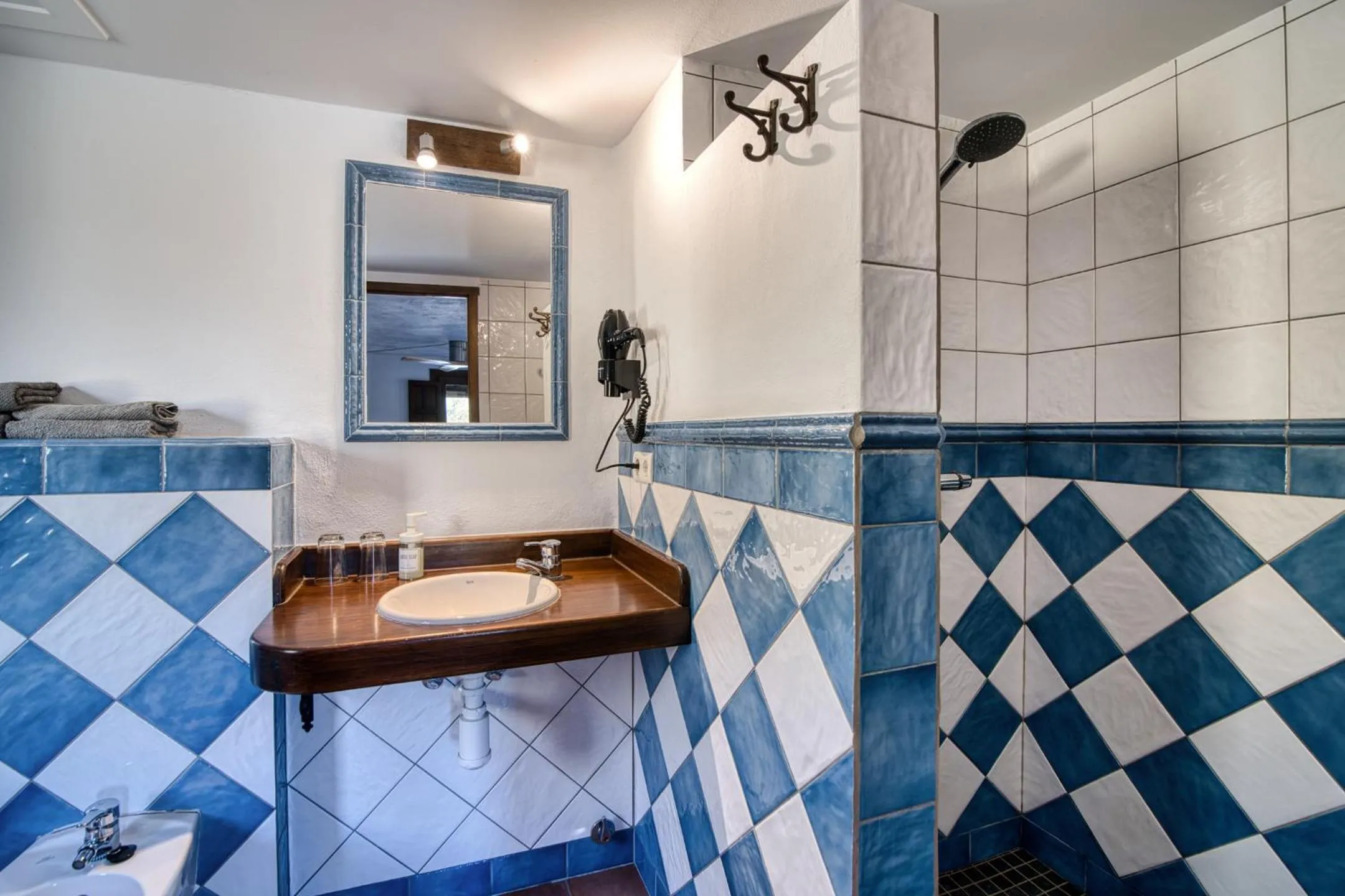 Shower in Casa Rural Arroyo de la Greda, your perfect base for activities in Sierra Nevada and Granada