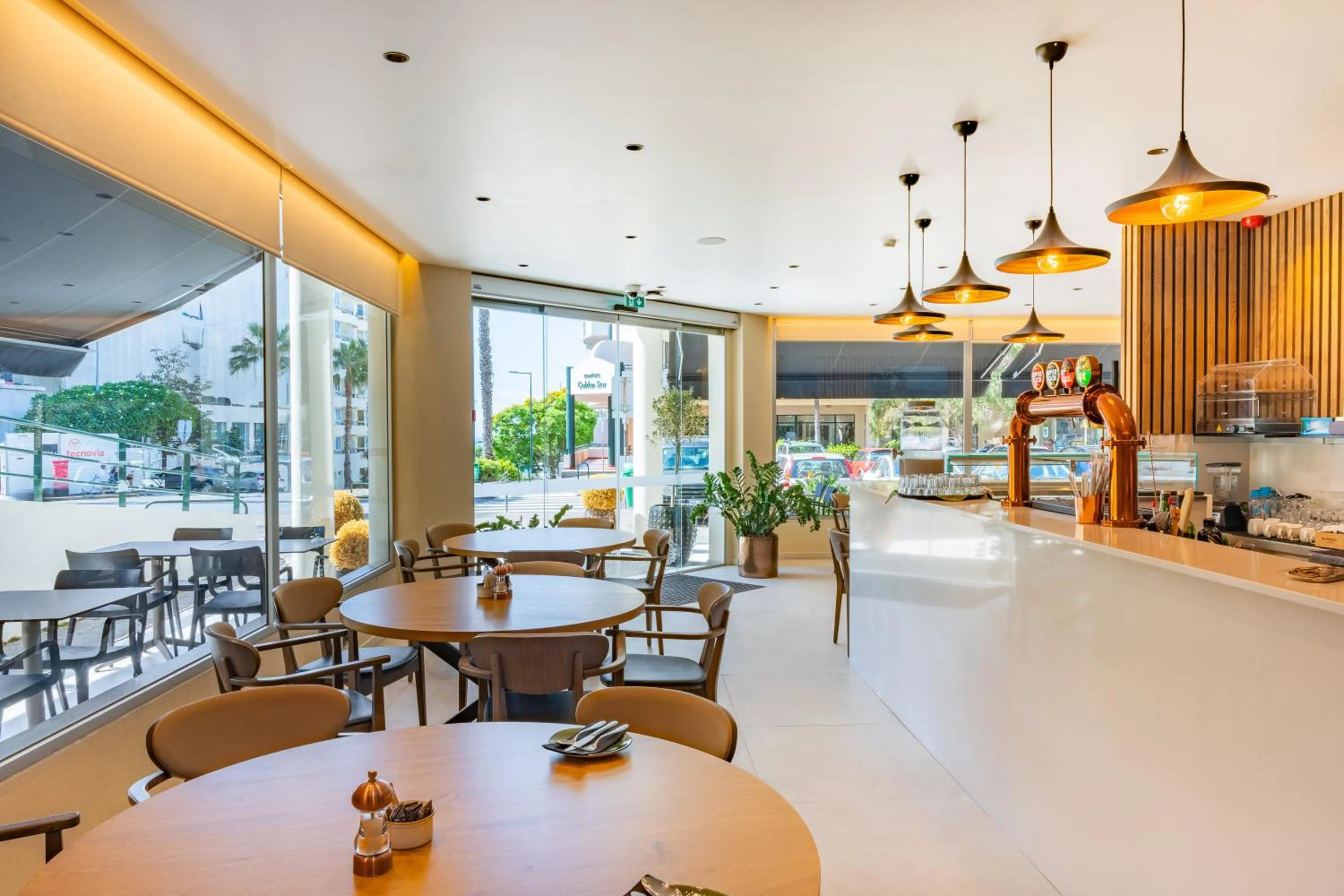 Restaurant/places to eat in Vila Baleira Residence