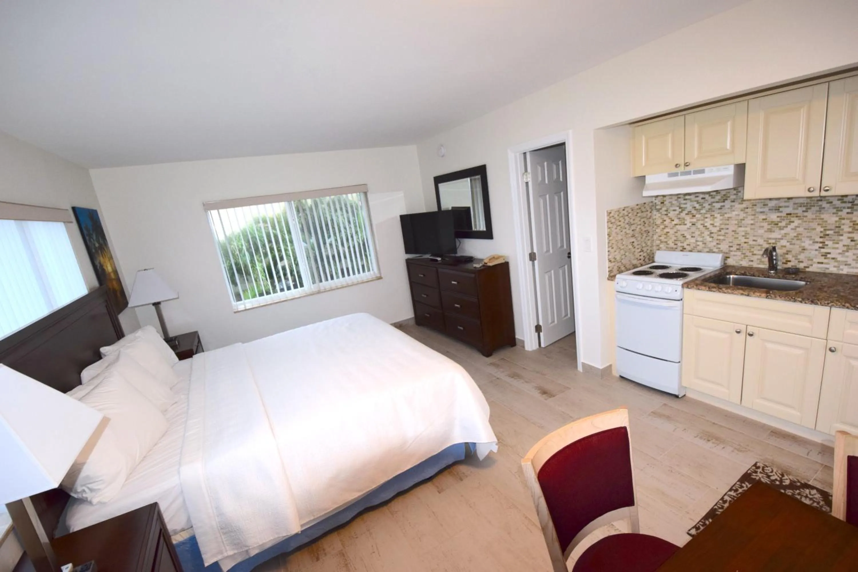 Photo of the whole room, Bed in Surf Side Resort