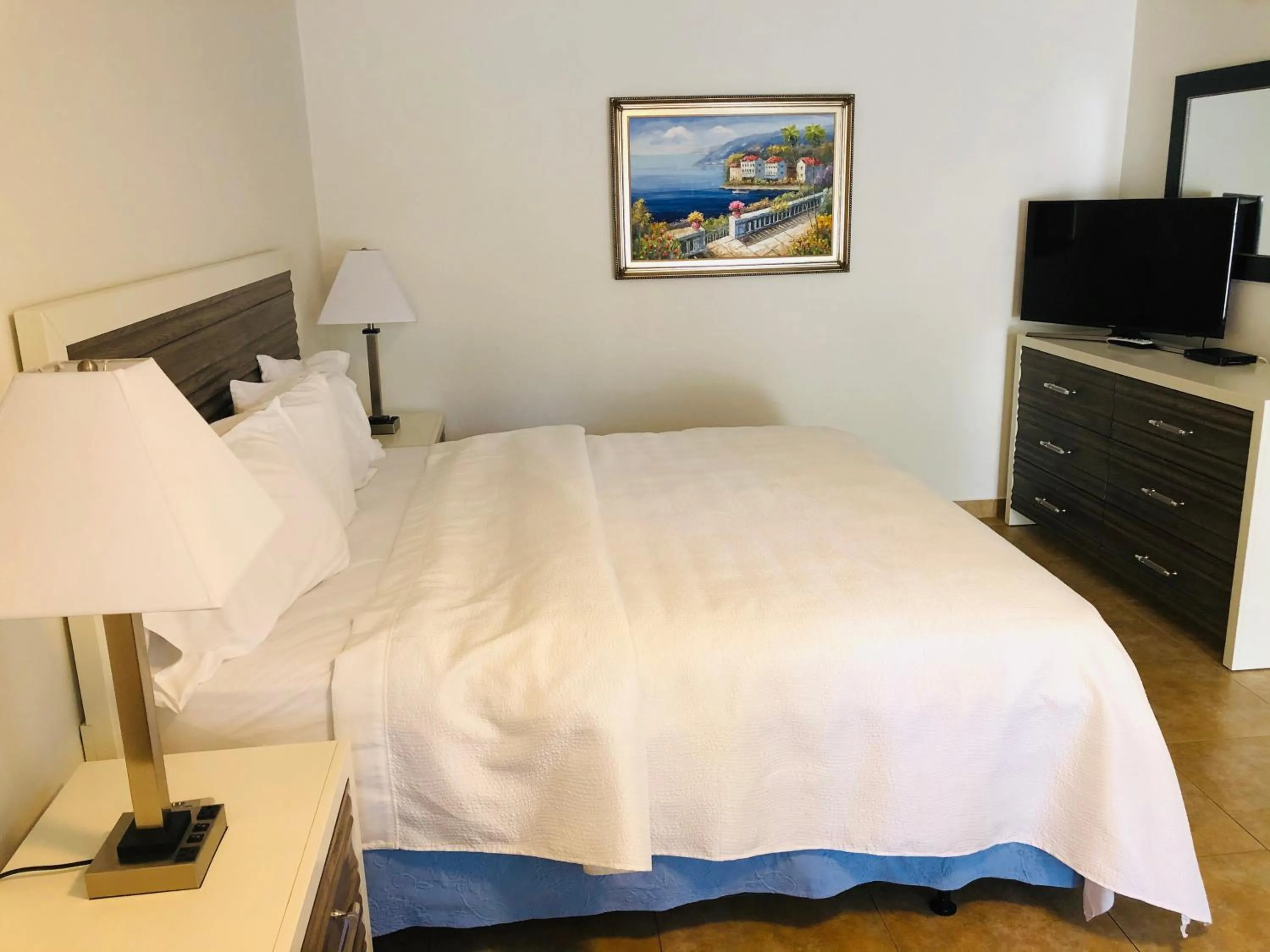 Photo of the whole room, Bed in Surf Side Resort