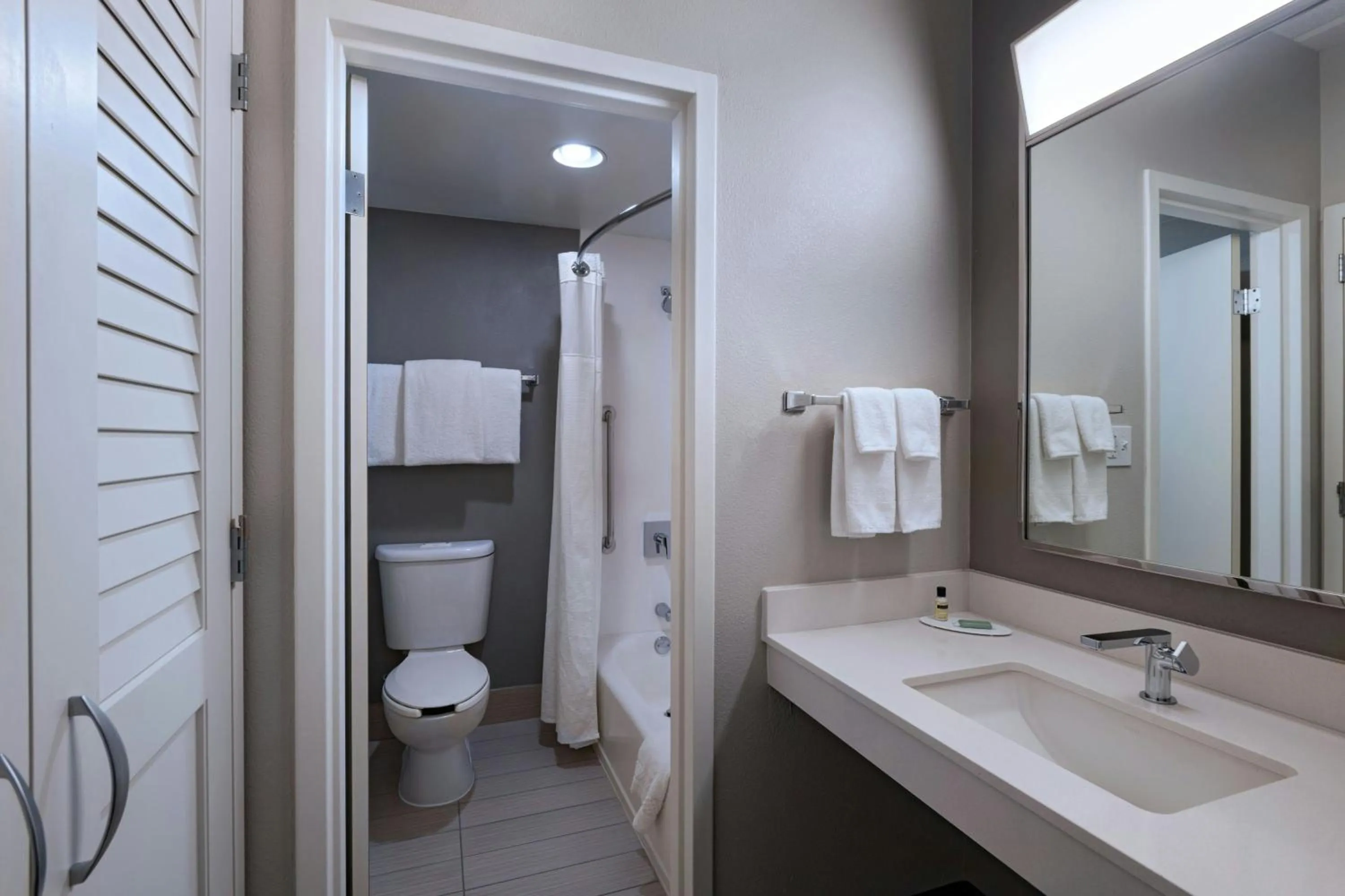 Bathroom in Courtyard by Marriott San Antonio Downtown